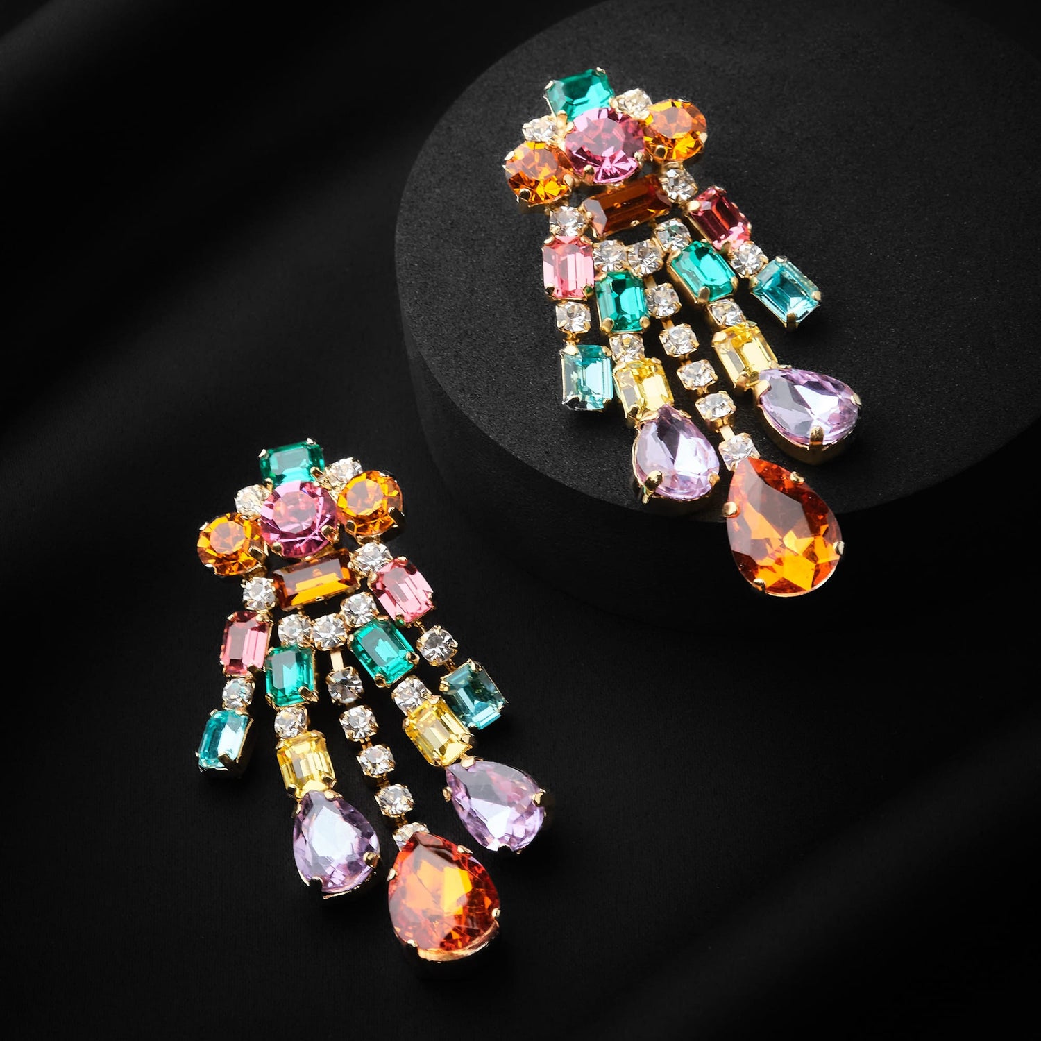 Orecchini a Goccia Frastagliata in Ottone con Strass e Pietre - Splendore Articolato in Oro e Argento