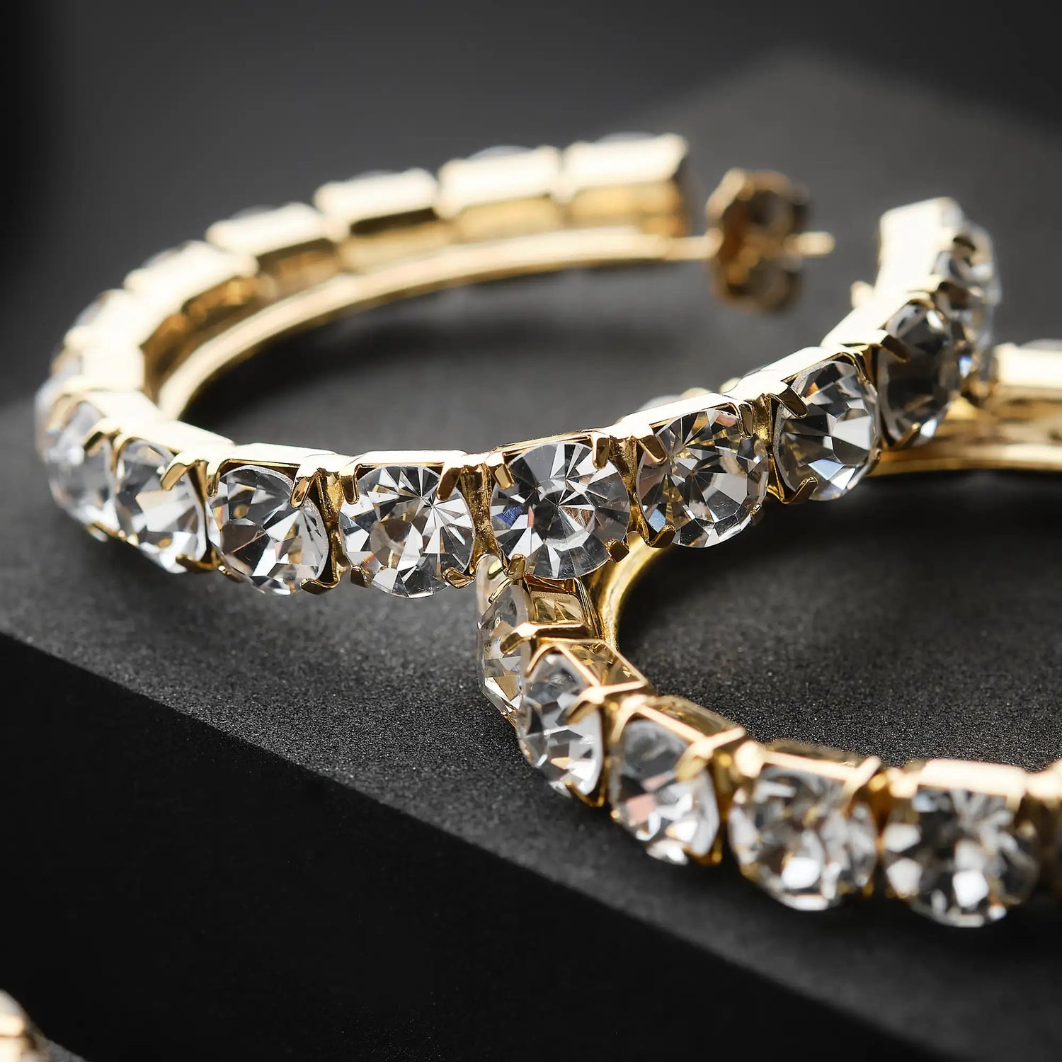 Orecchino in Ottone a Cerchio Ricoperto di Strass 2.6 cm - Eleganza Scintillante in Oro e Argento