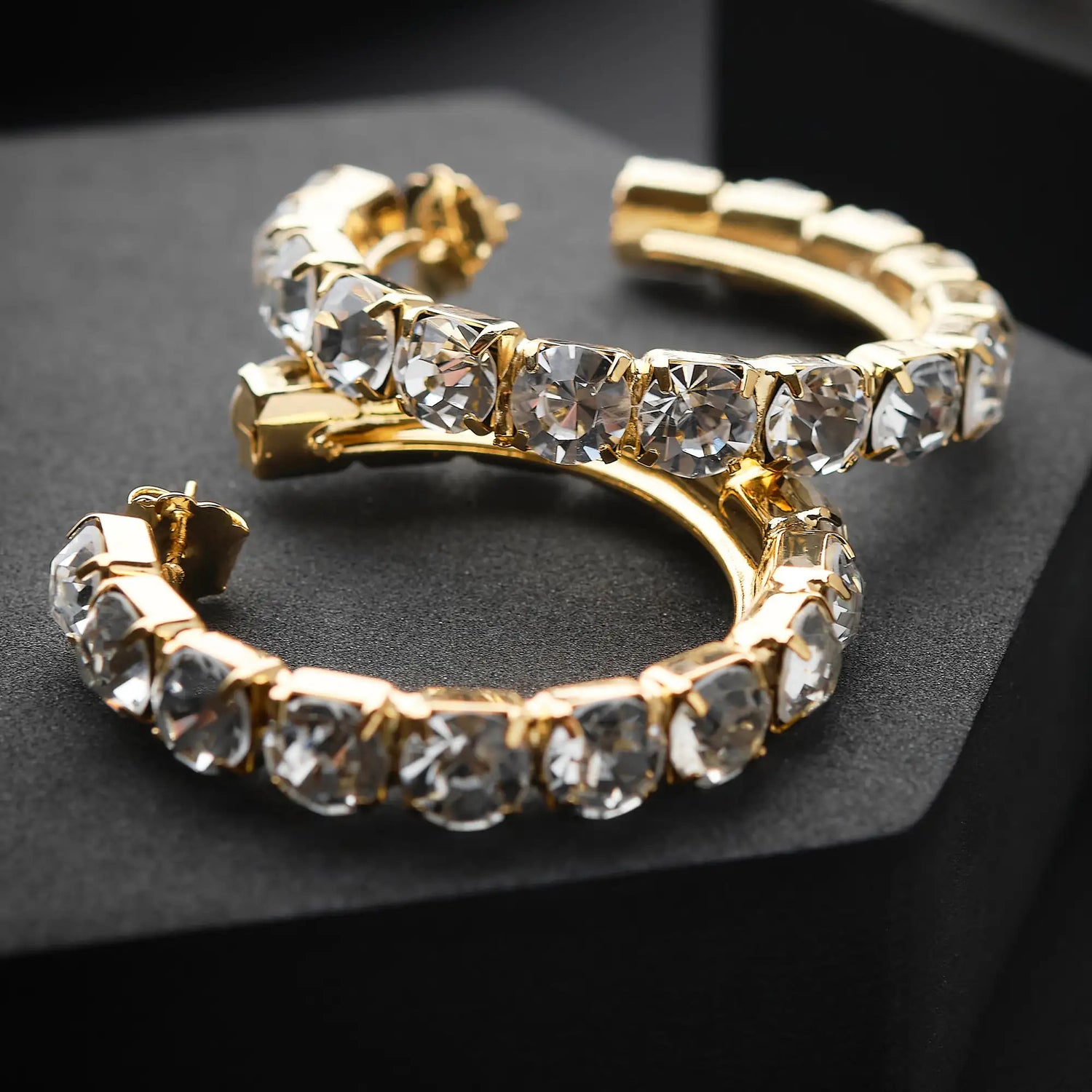 Orecchino in Ottone a Cerchio Ricoperto di Strass 2.6 cm - Eleganza Scintillante in Oro e Argento