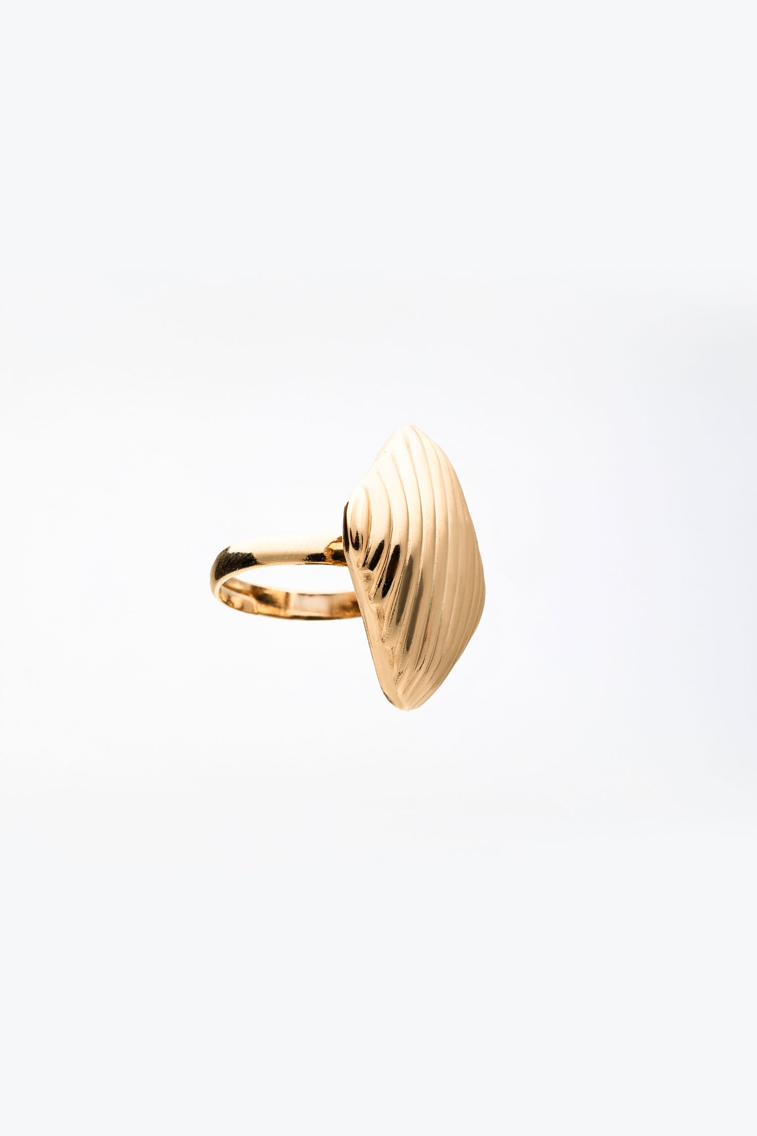 Anello Geometrico Scolpito In Ottone Dorato Daphne