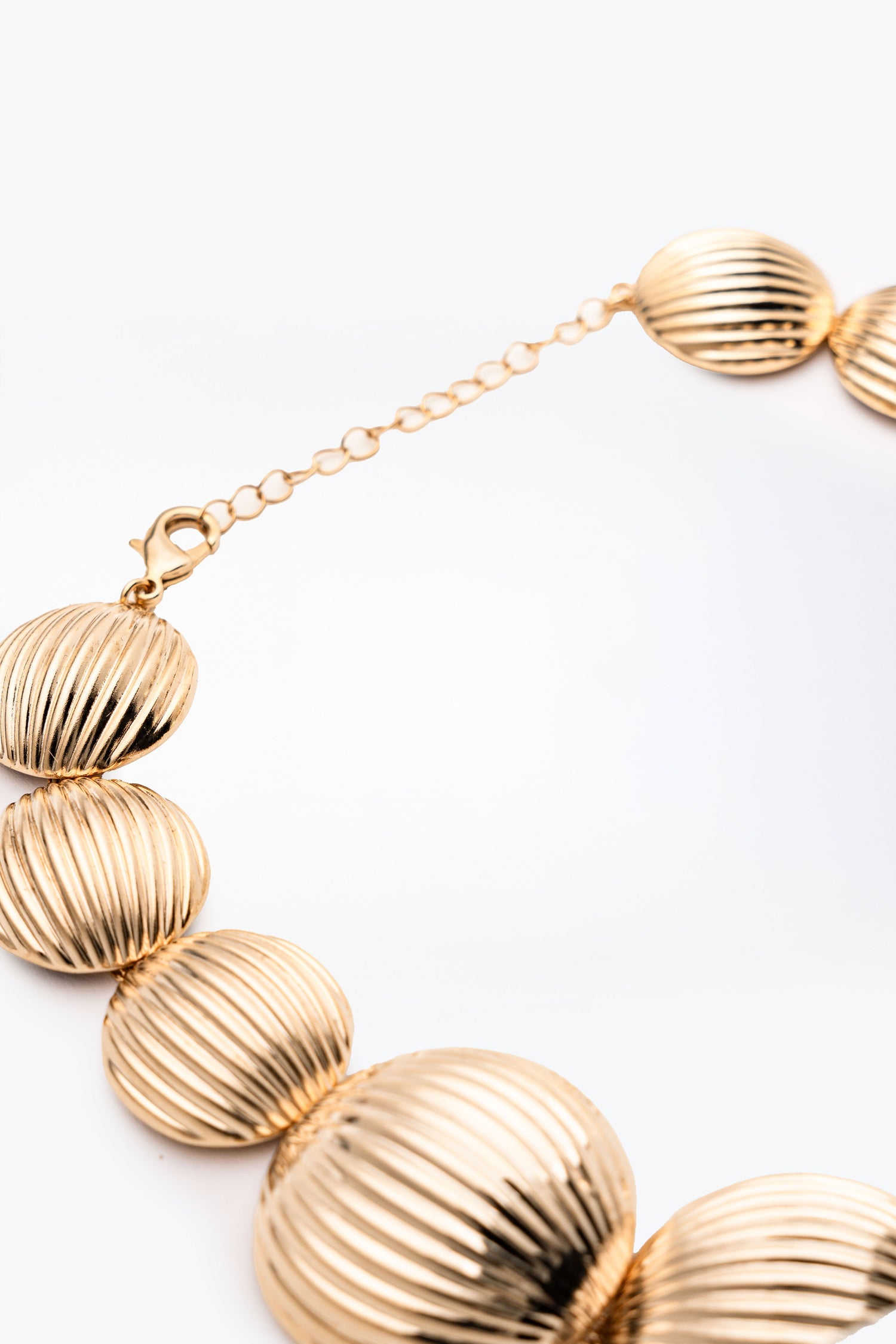 Collana con Sfere Rigate in Metallo Dorato Aurelia Solaris