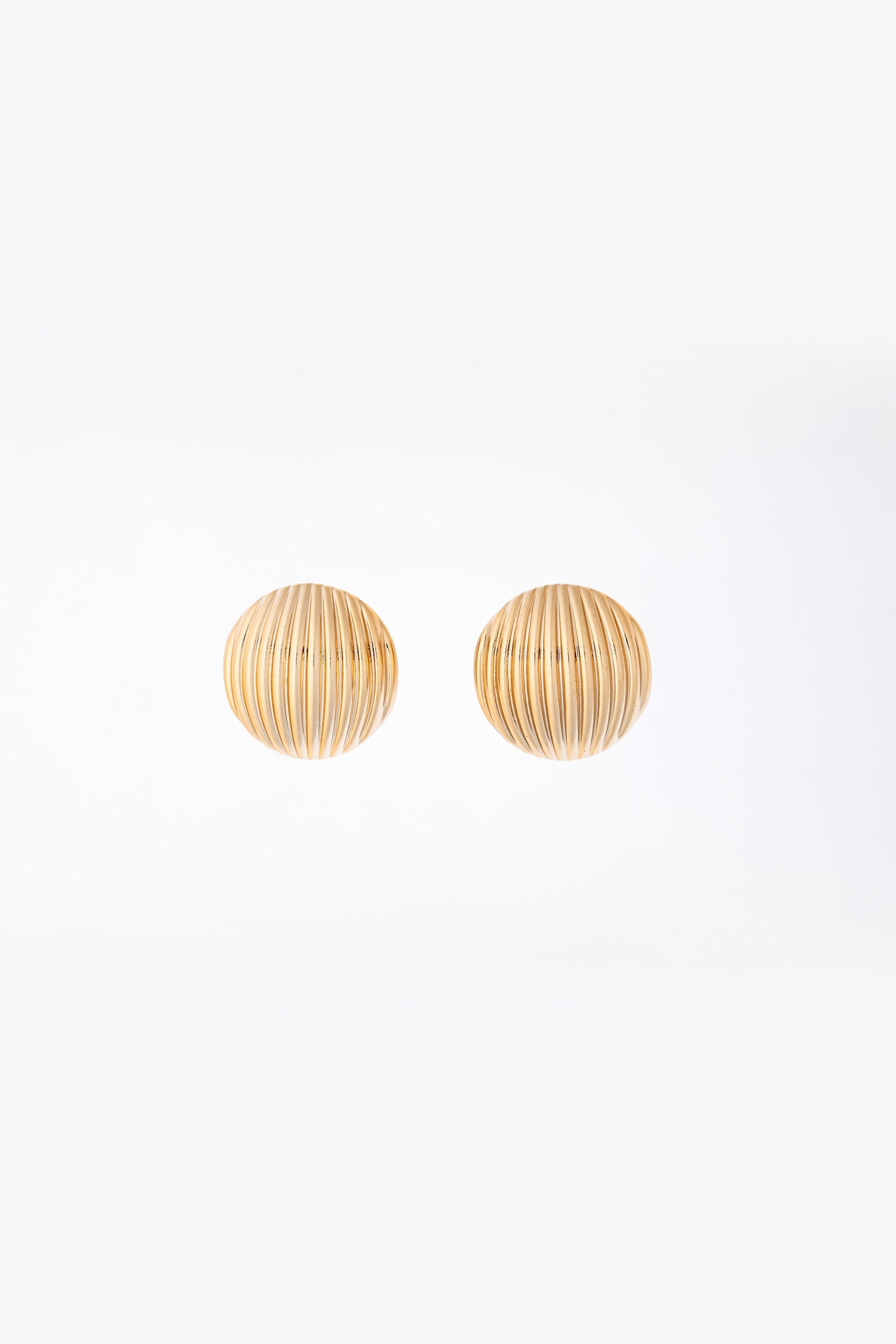 Orecchini mini size  a sfera rigata in ottone dorato Dora