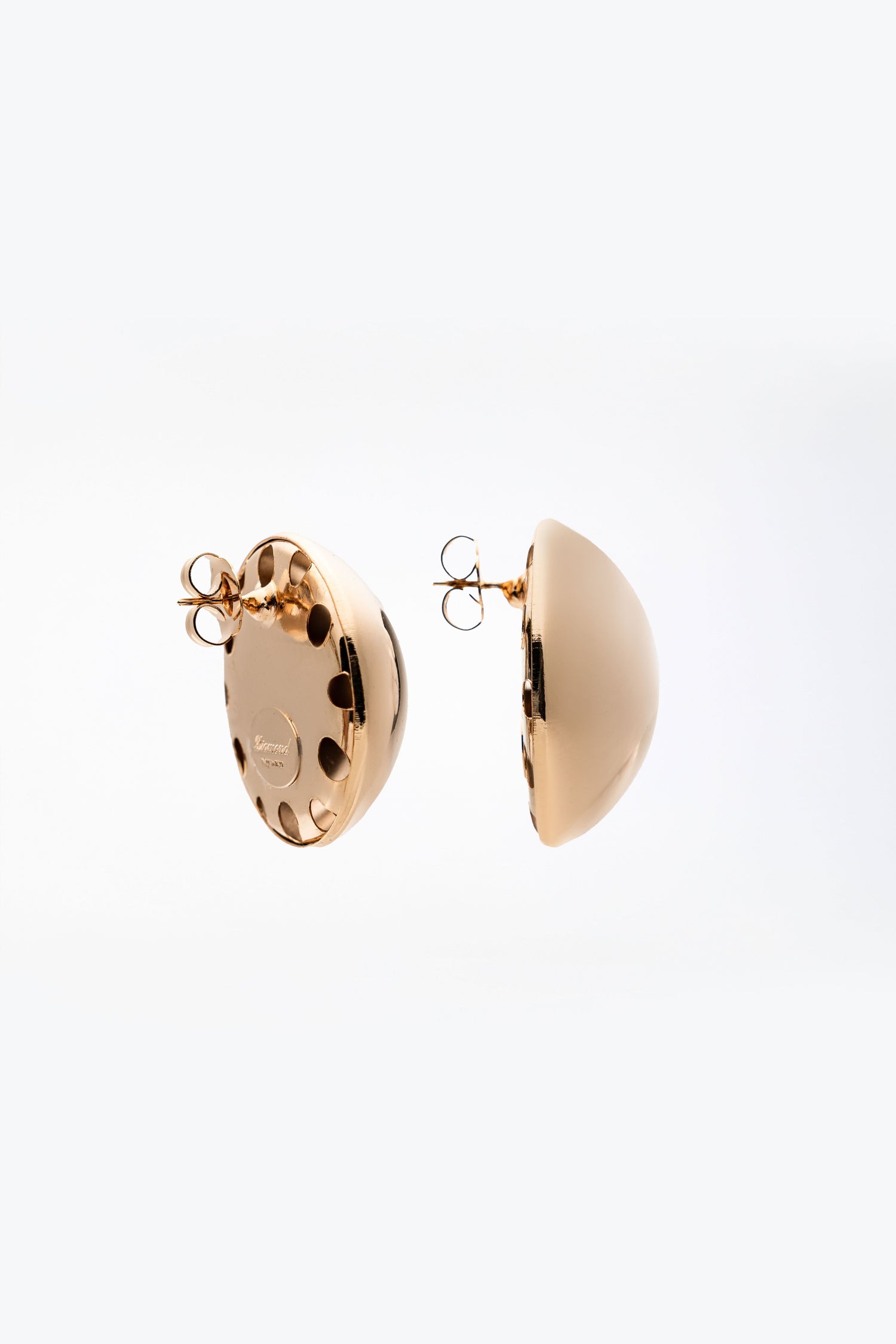 Orecchini medium size a sfera bombata in ottone dorato Miranda