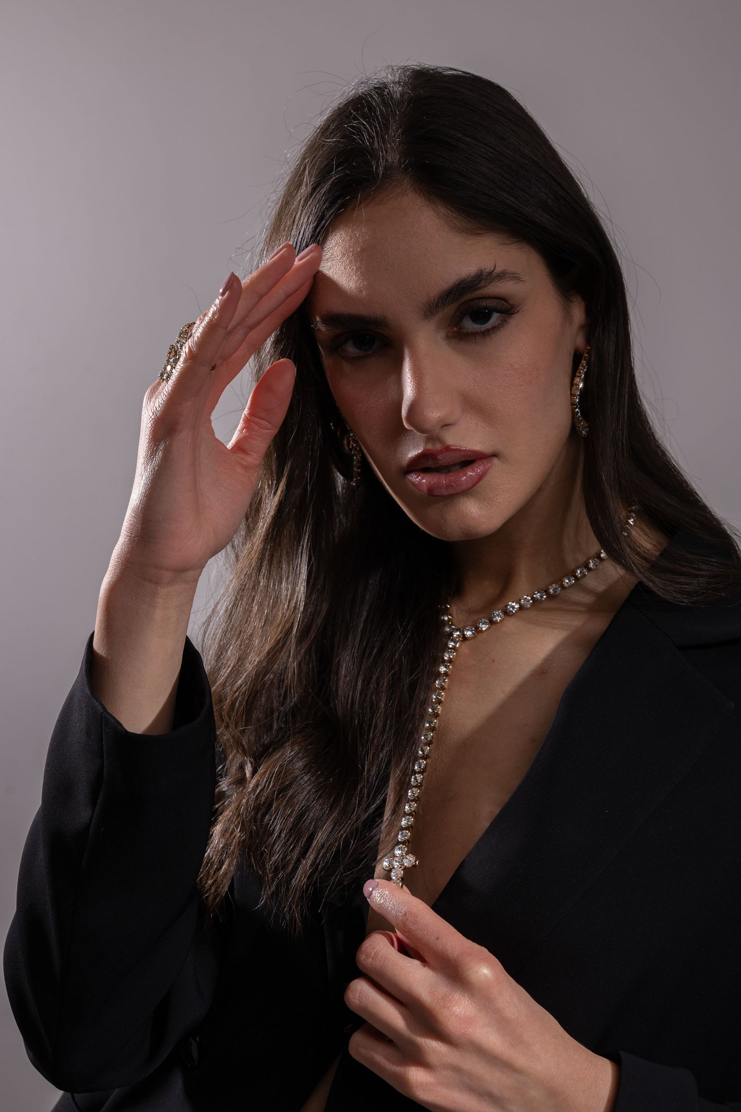 Collana In Cristalli con Design Sinuoso e Croce Pendente Celeste Aurea