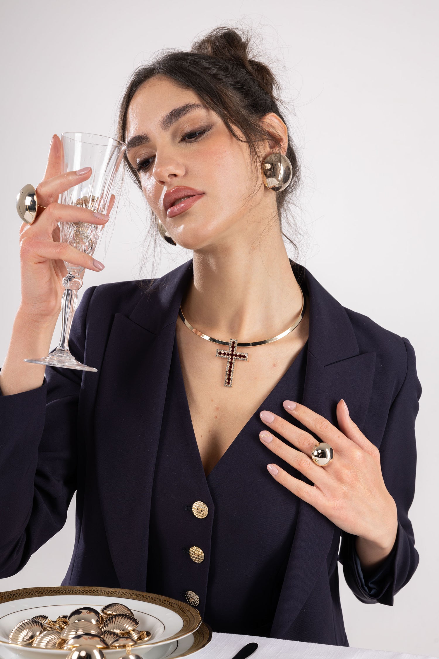 Collana Croce in Ottone Placcato Oro con Zirconi e Dettaglio Rosso Beatrice Royale