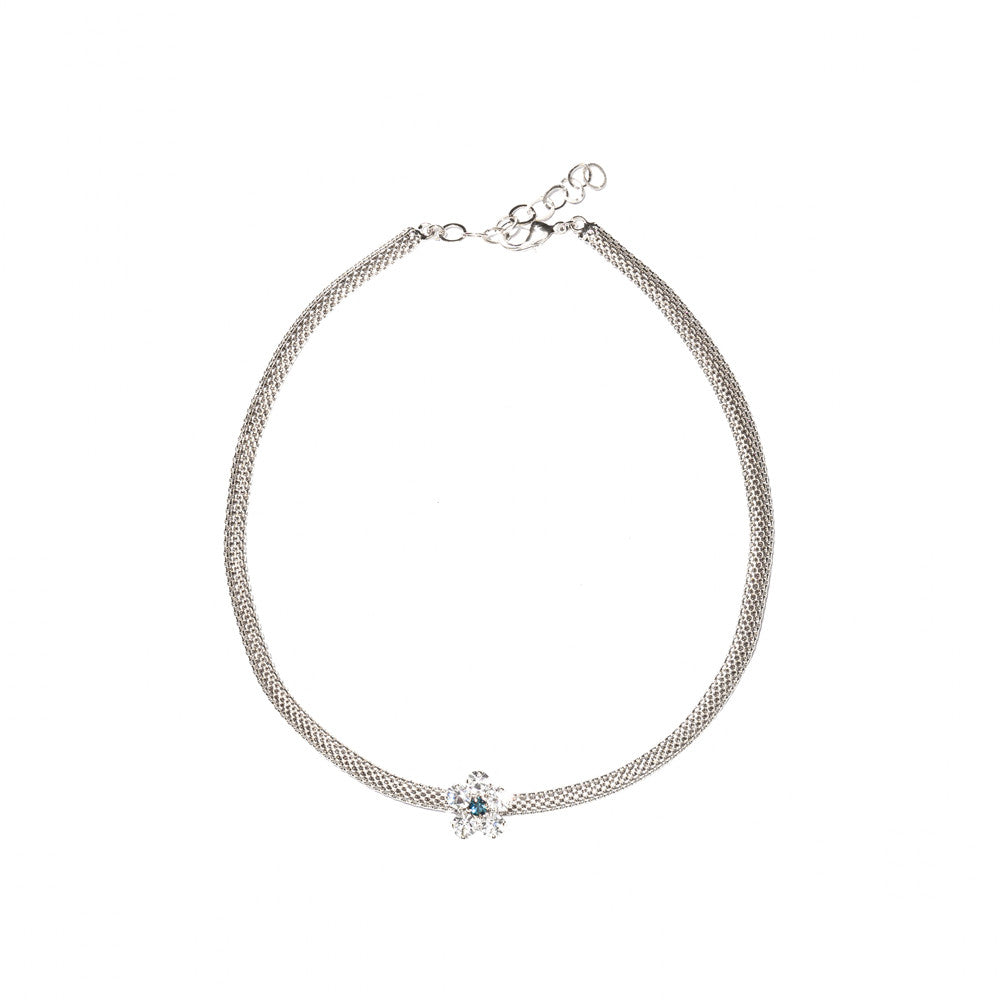 Collana traforata in metallo con dettaglio fiore di ciliegio in pietre
