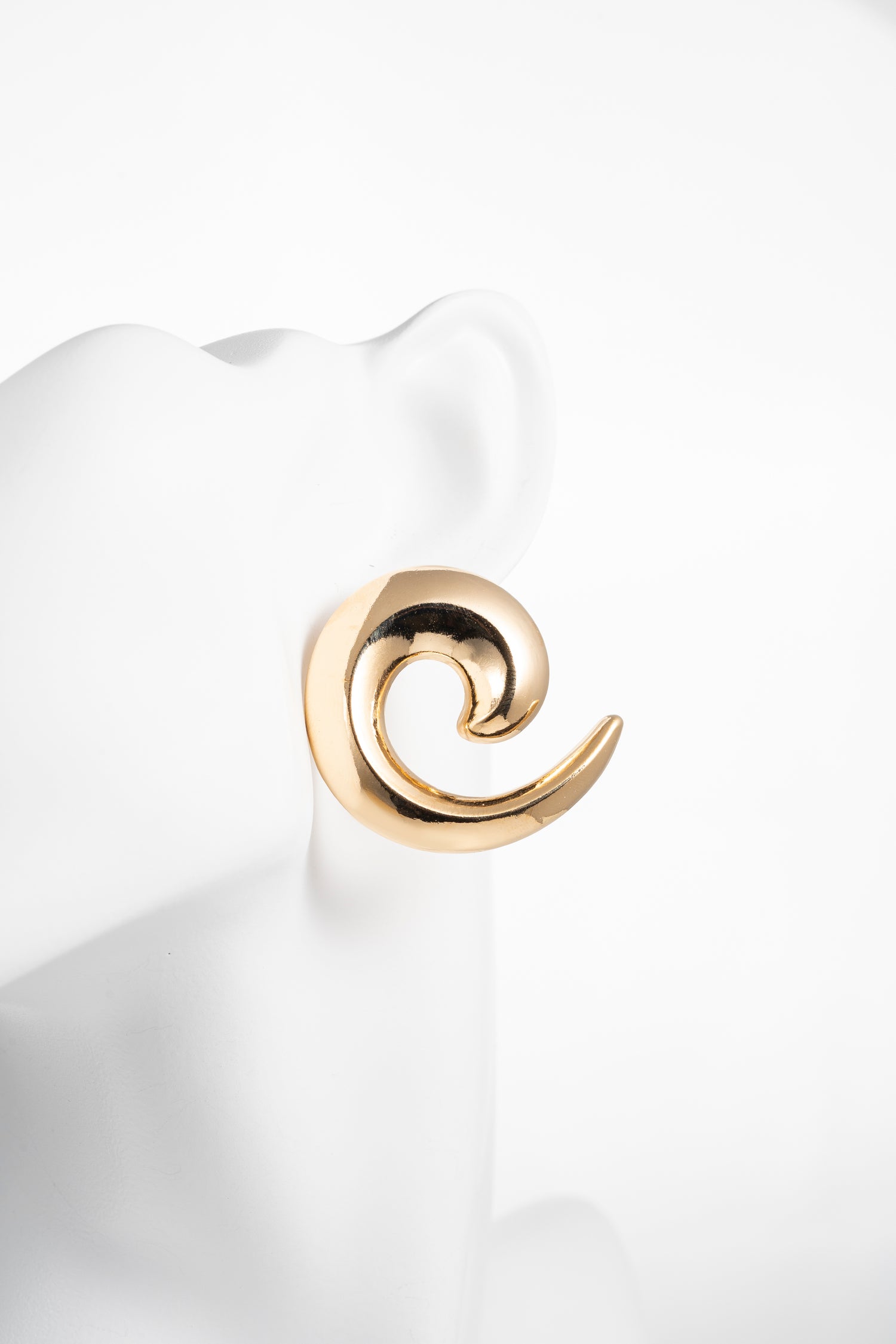 Orecchini dorati a spirale disponibili in due misure Spira