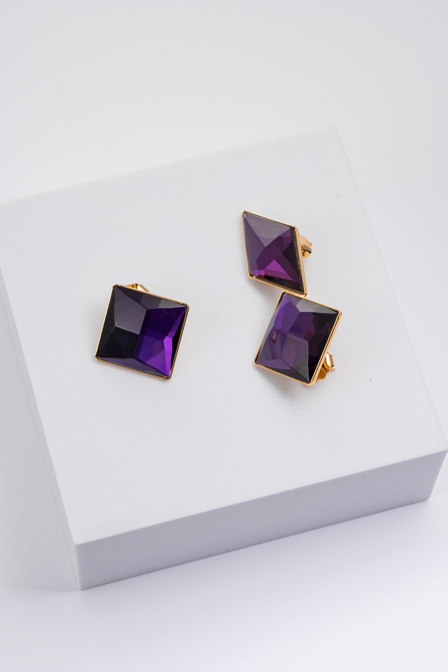 Orecchini Geometrici con Cristallo Amethyst Viola Notturno