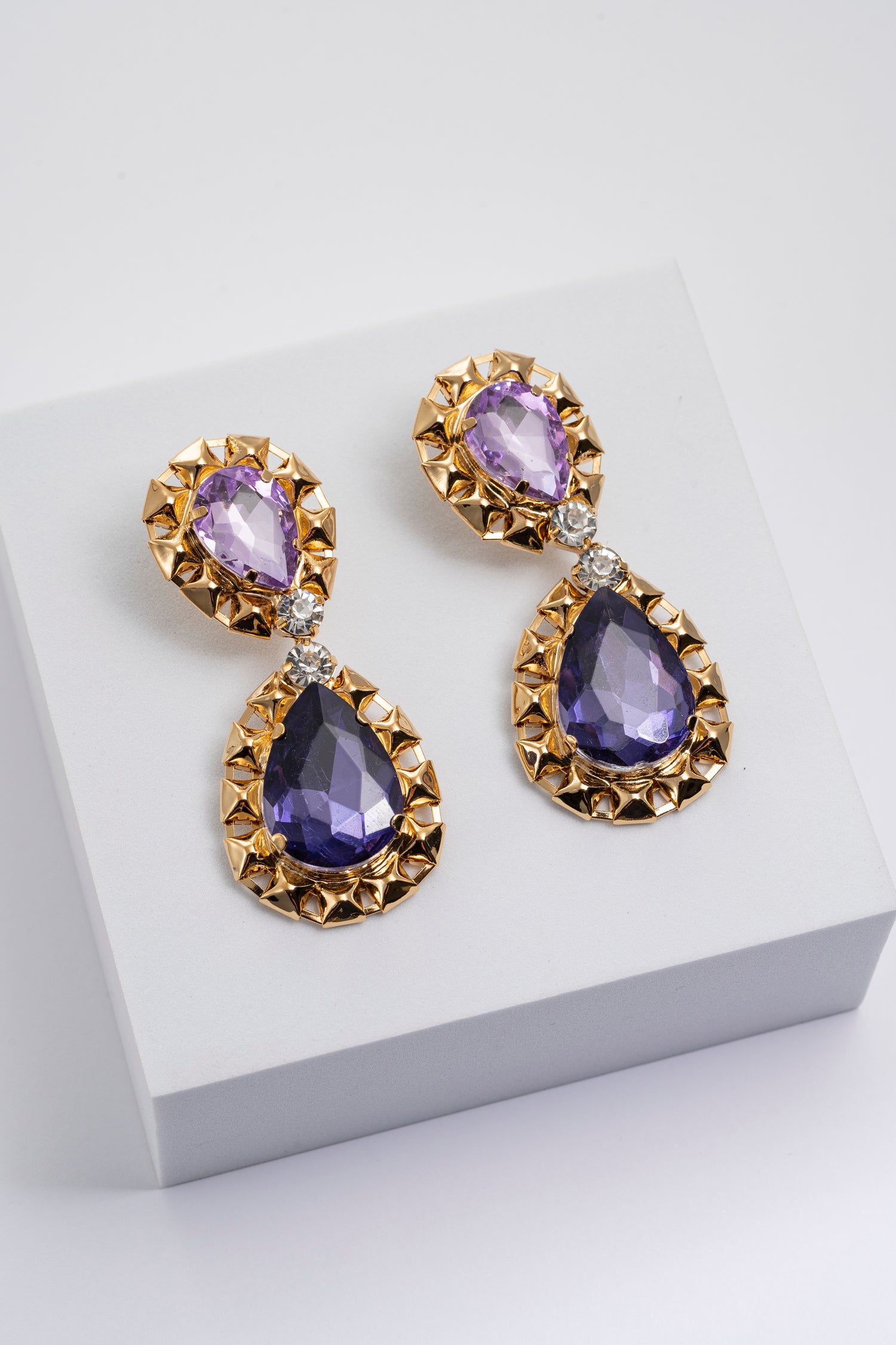 Orecchini Pendenti con Cristalli Viola e Dettagli Dorati Gocce Barocche