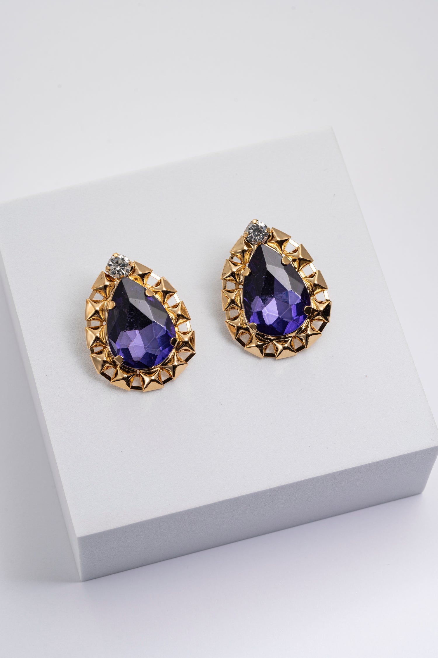 Orecchini Gocce Preziose con Dettagli Oro Viola Imperiale