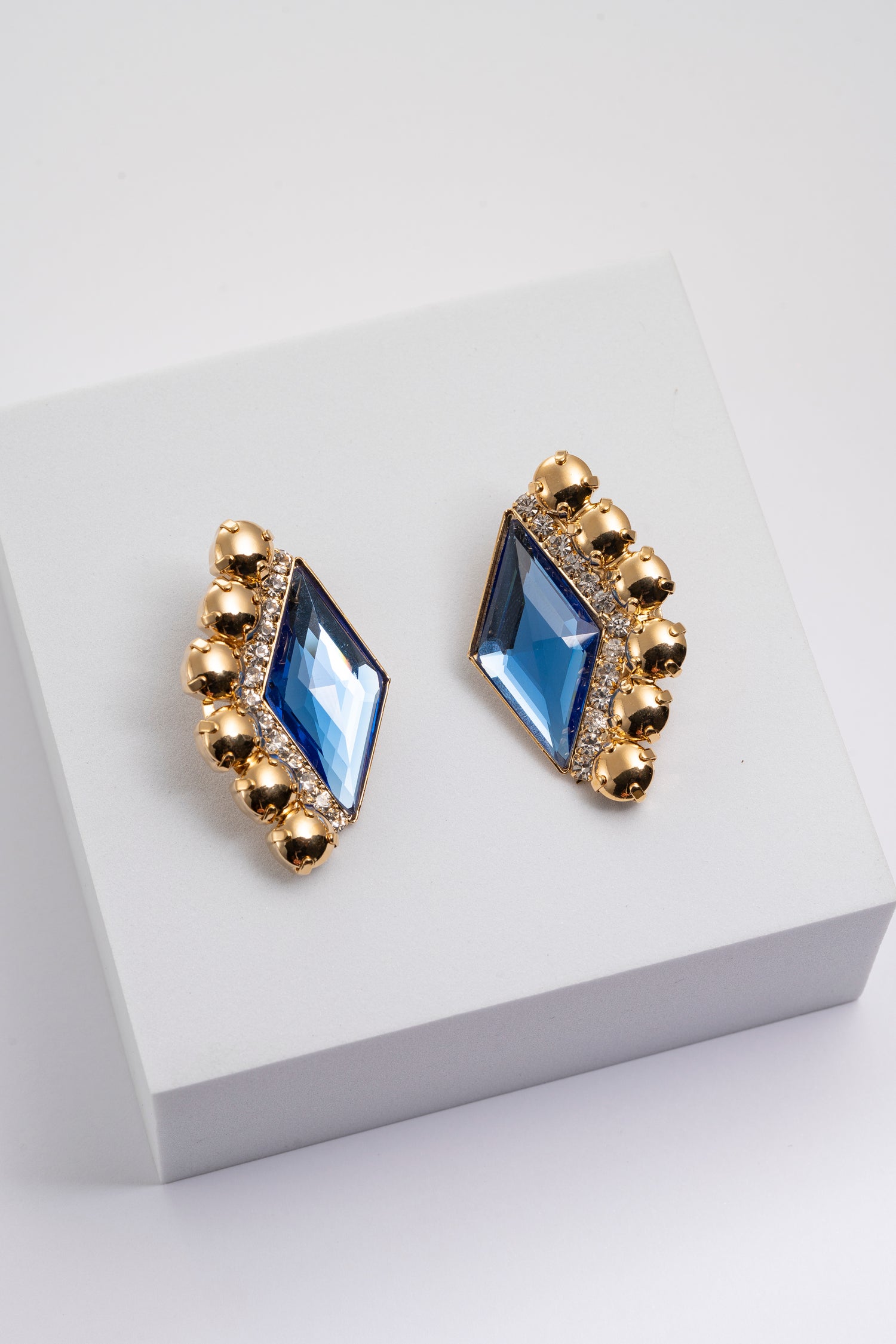 Orecchini  Design Scultoreo con Cristallo Taglio Rombo Blue Orbit