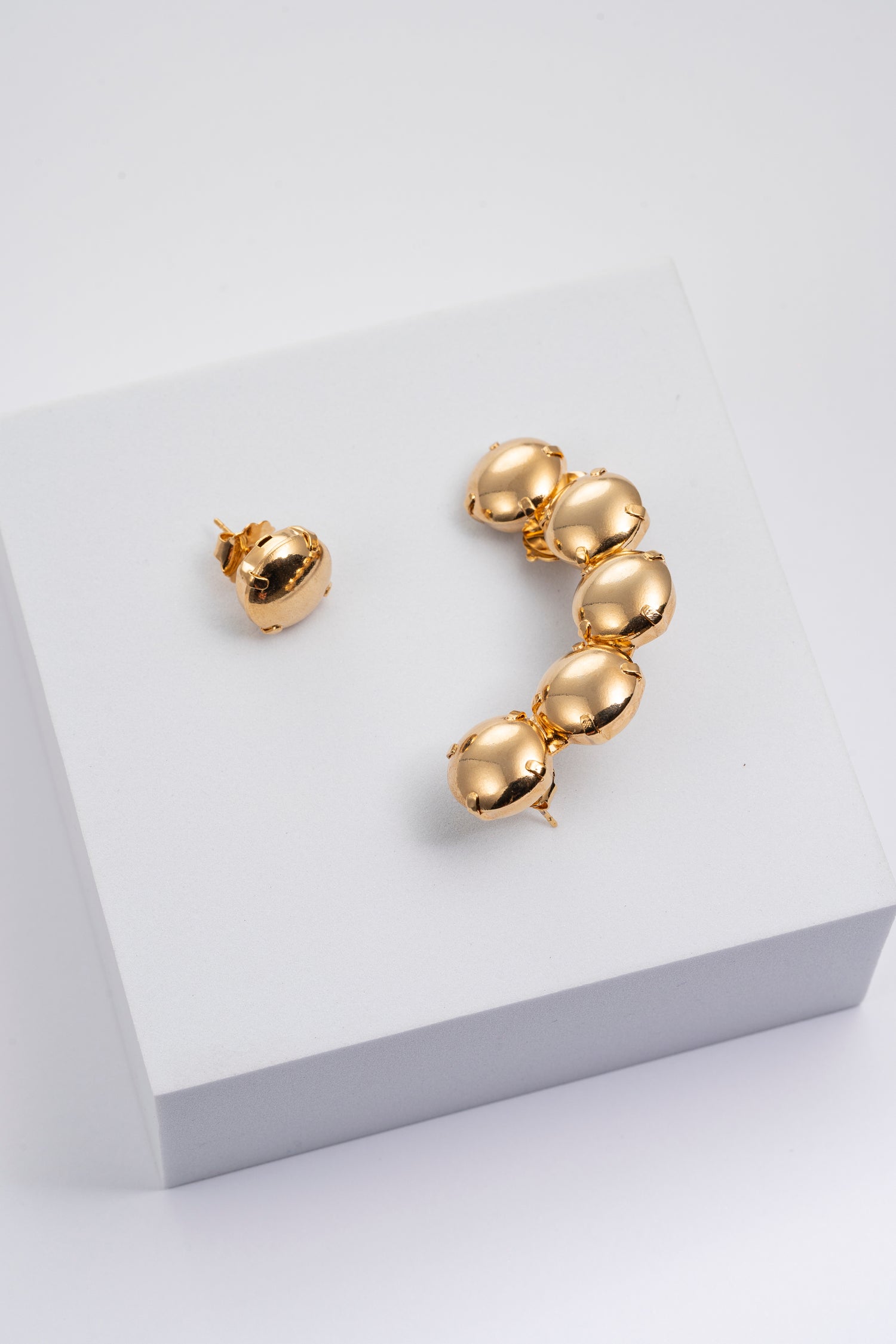 Orecchini Earcuf in oro lucido con design modulare asimmetrico Modula