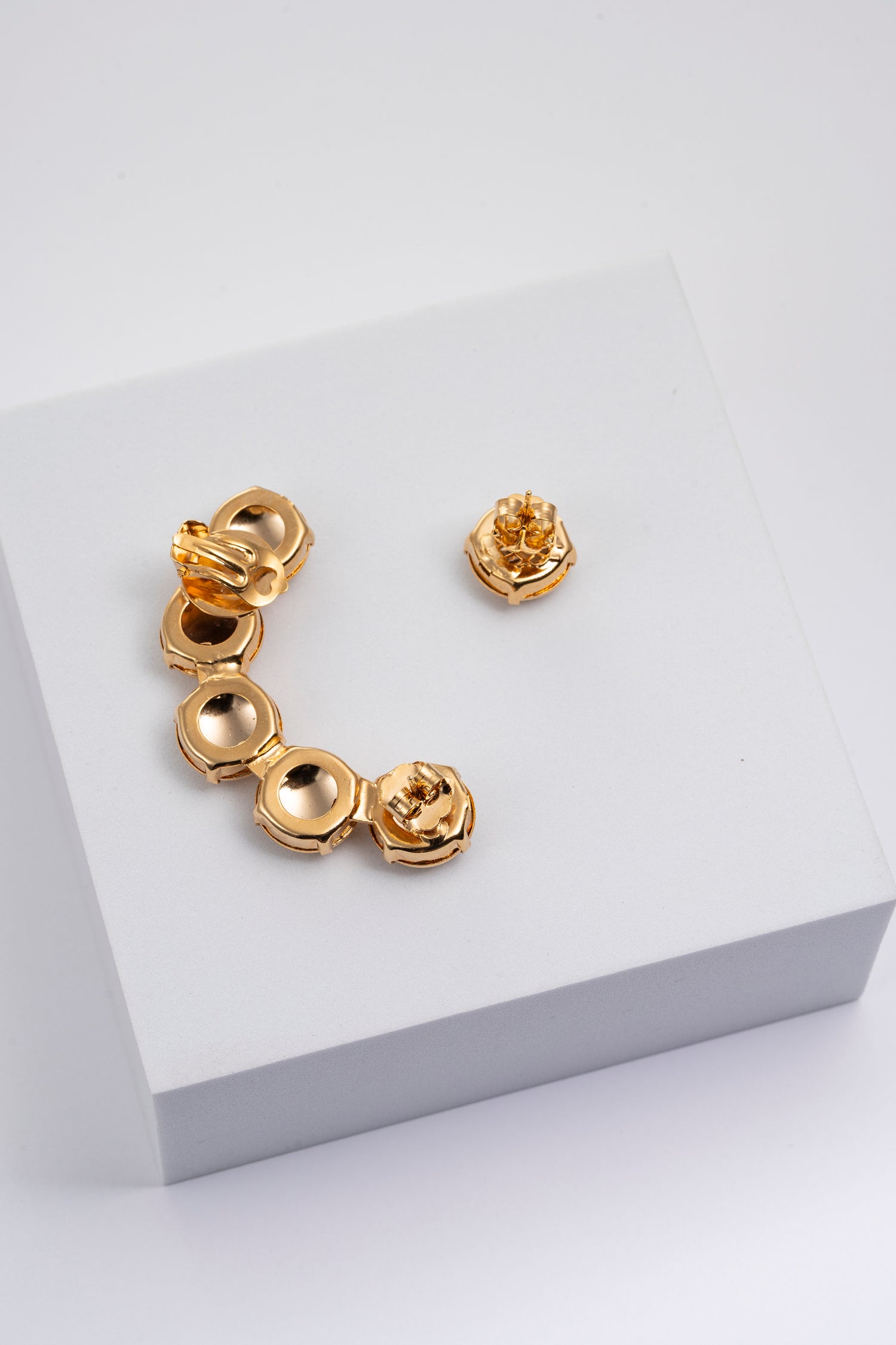 Orecchini Earcuf in oro lucido con design modulare asimmetrico Modula