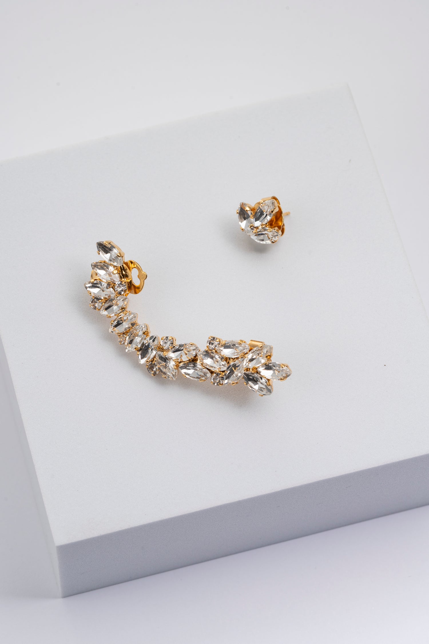 Aurora Ear Cuff con  Cristalli Scolpiti su Base Dorata