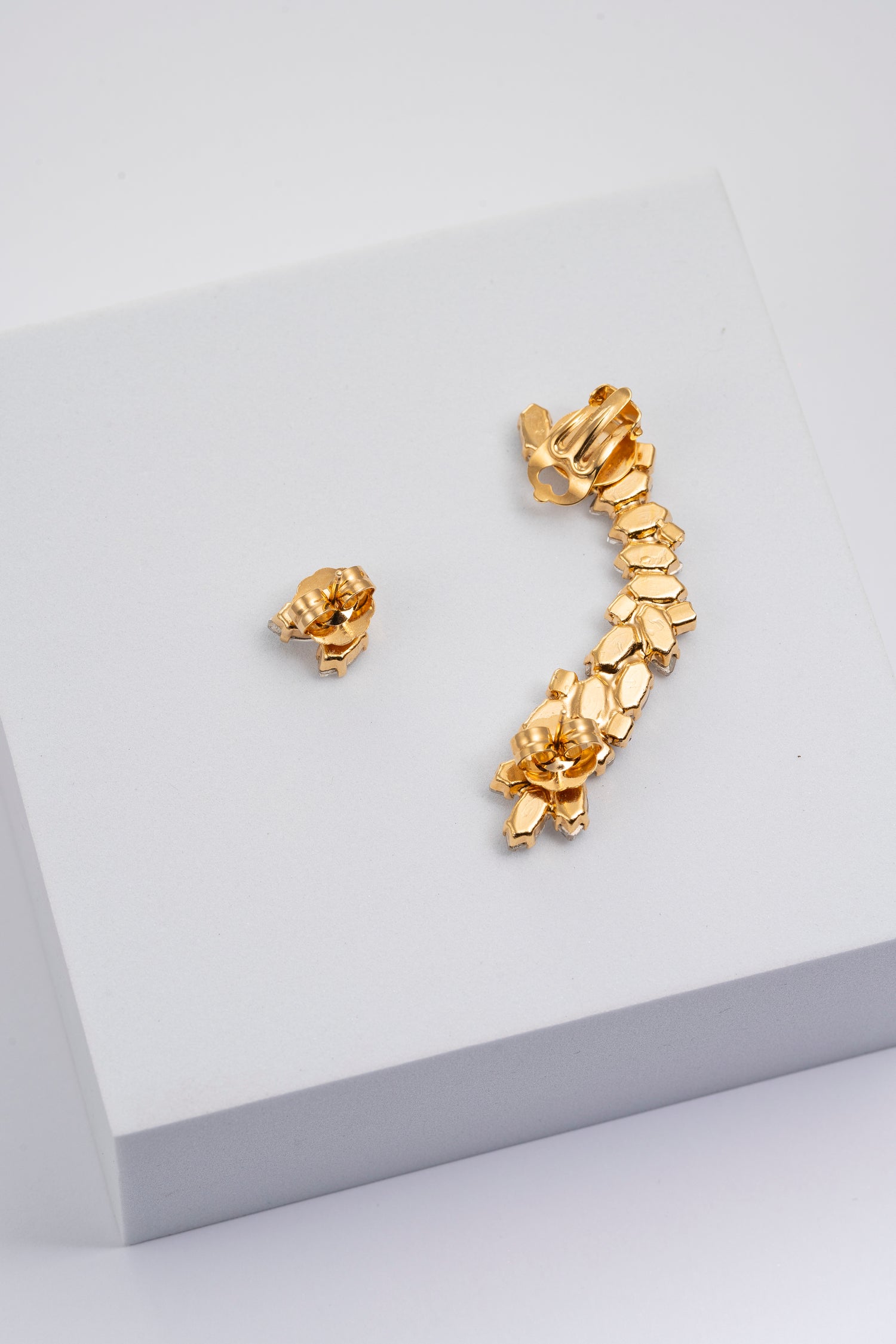 Aurora Ear Cuff con  Cristalli Scolpiti su Base Dorata