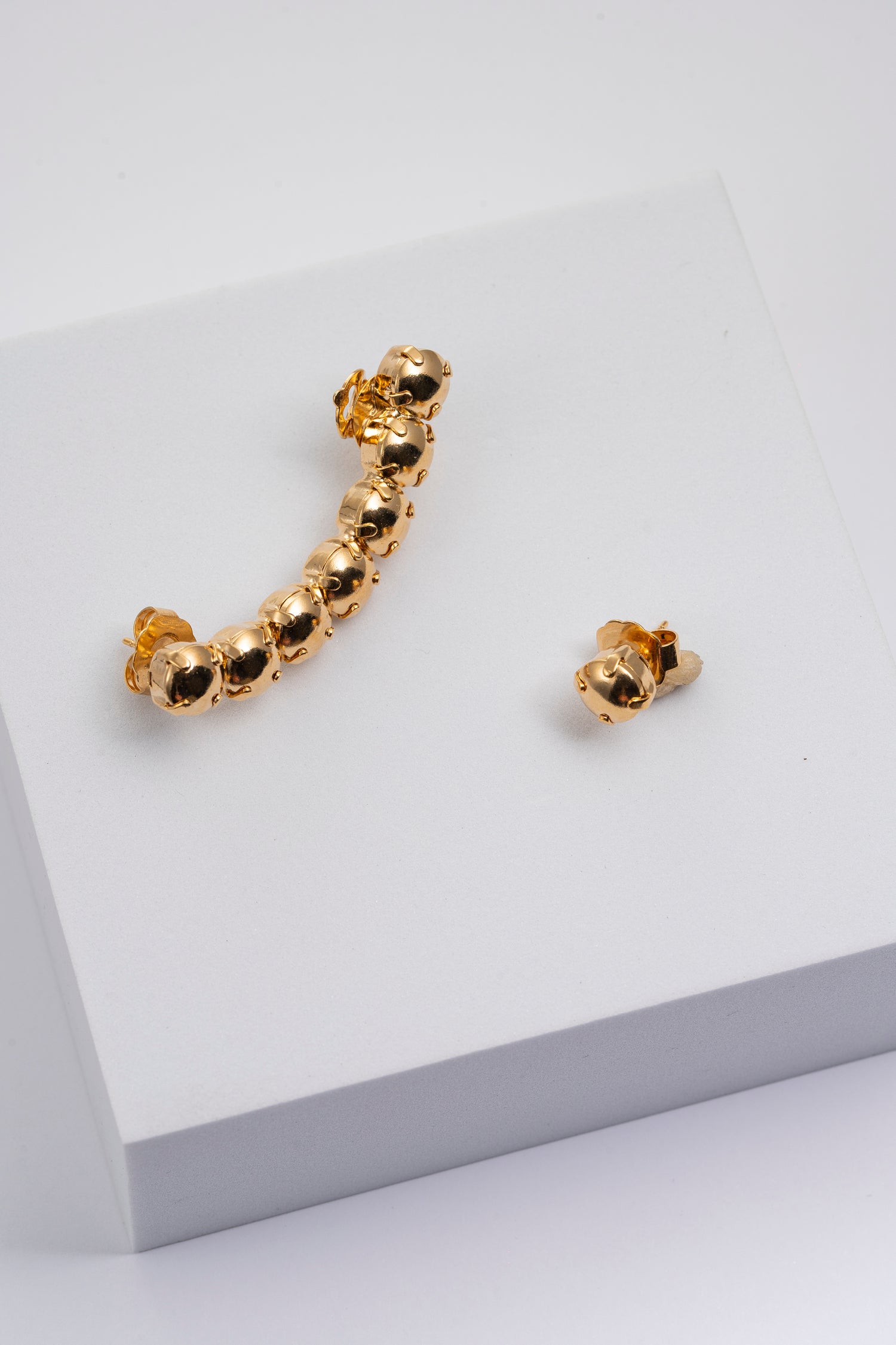 Orecchini Earcuf Asimmetrici in Oro Lucido Sculptural Flow