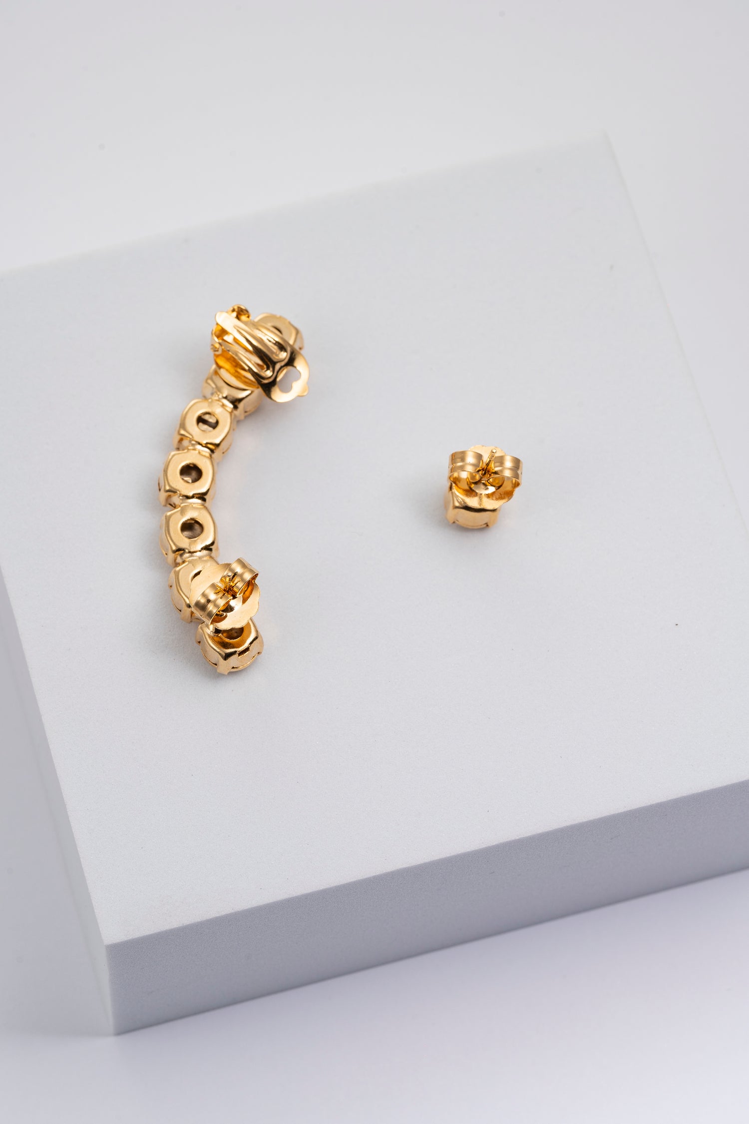 Orecchini Earcuf Asimmetrici in Oro Lucido Sculptural Flow