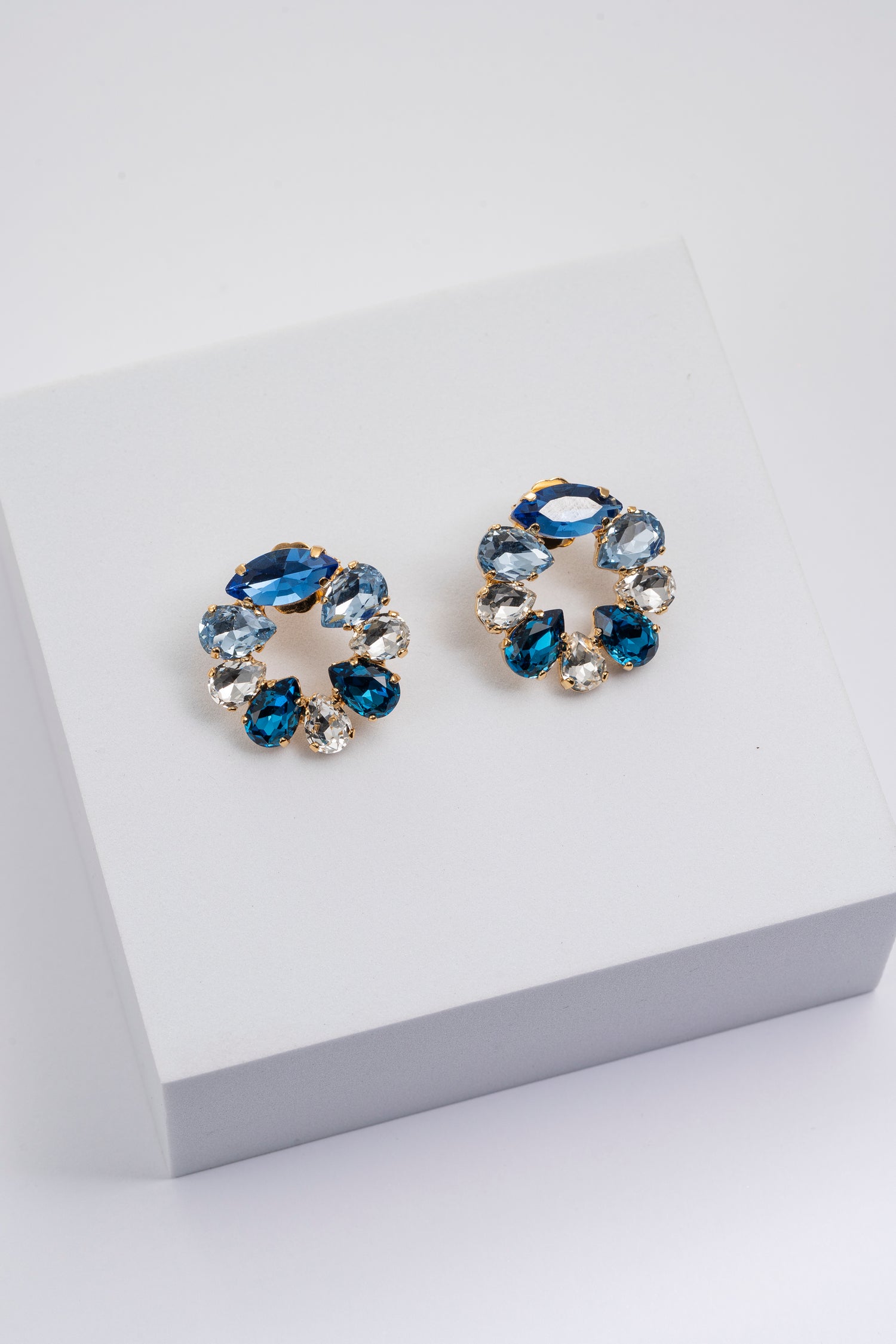 Orecchini a Cerchio con Cristalli nei Toni del Blu Ocean Halo