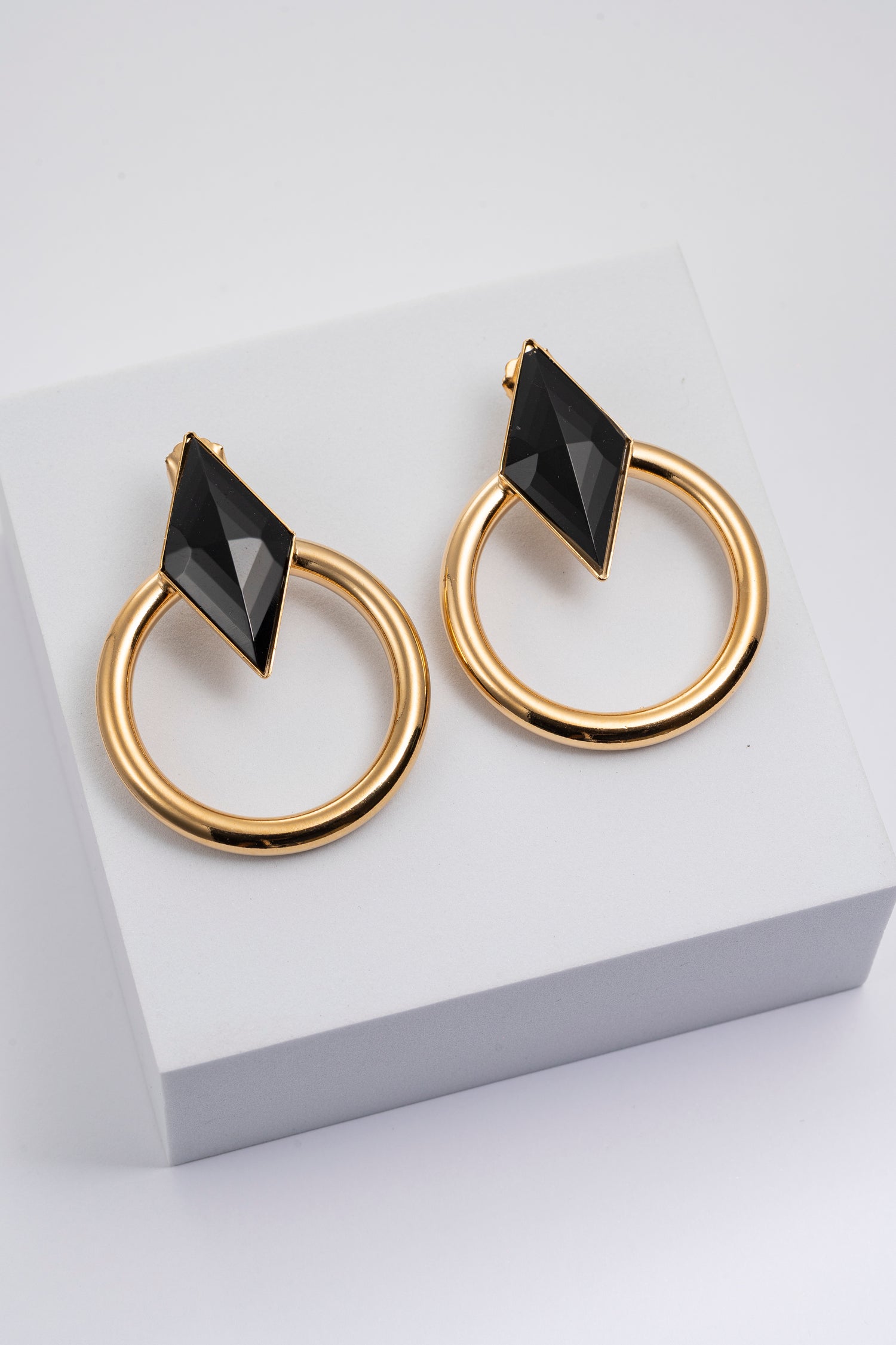 Orecchini in Oro Lucido con Cristallo Nero Eclisse Geometrica