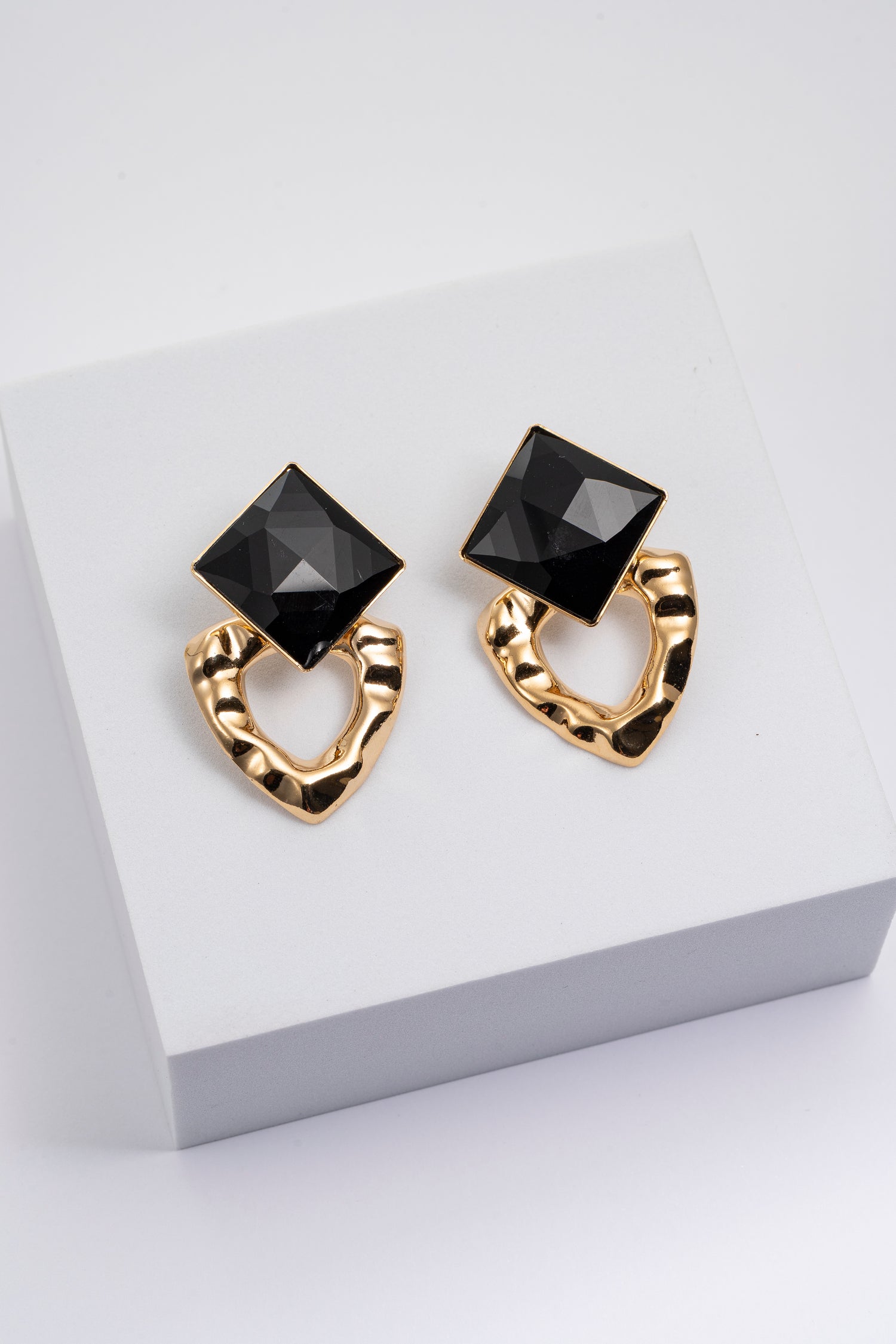 Orecchini pendenti artigianali con pietra nera sfaccettata e base dorata irregolare Noir Ice