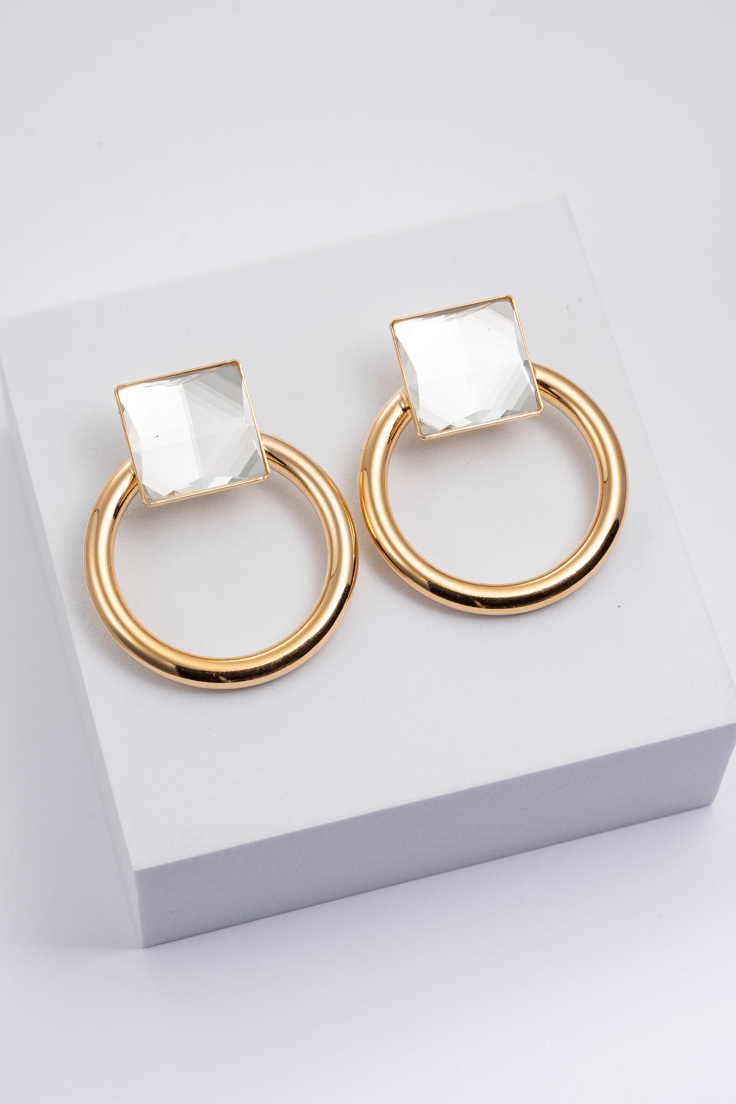 Orecchini artigianali con cristallo trasparente sfaccettato e cerchio dorato Crystal Ice