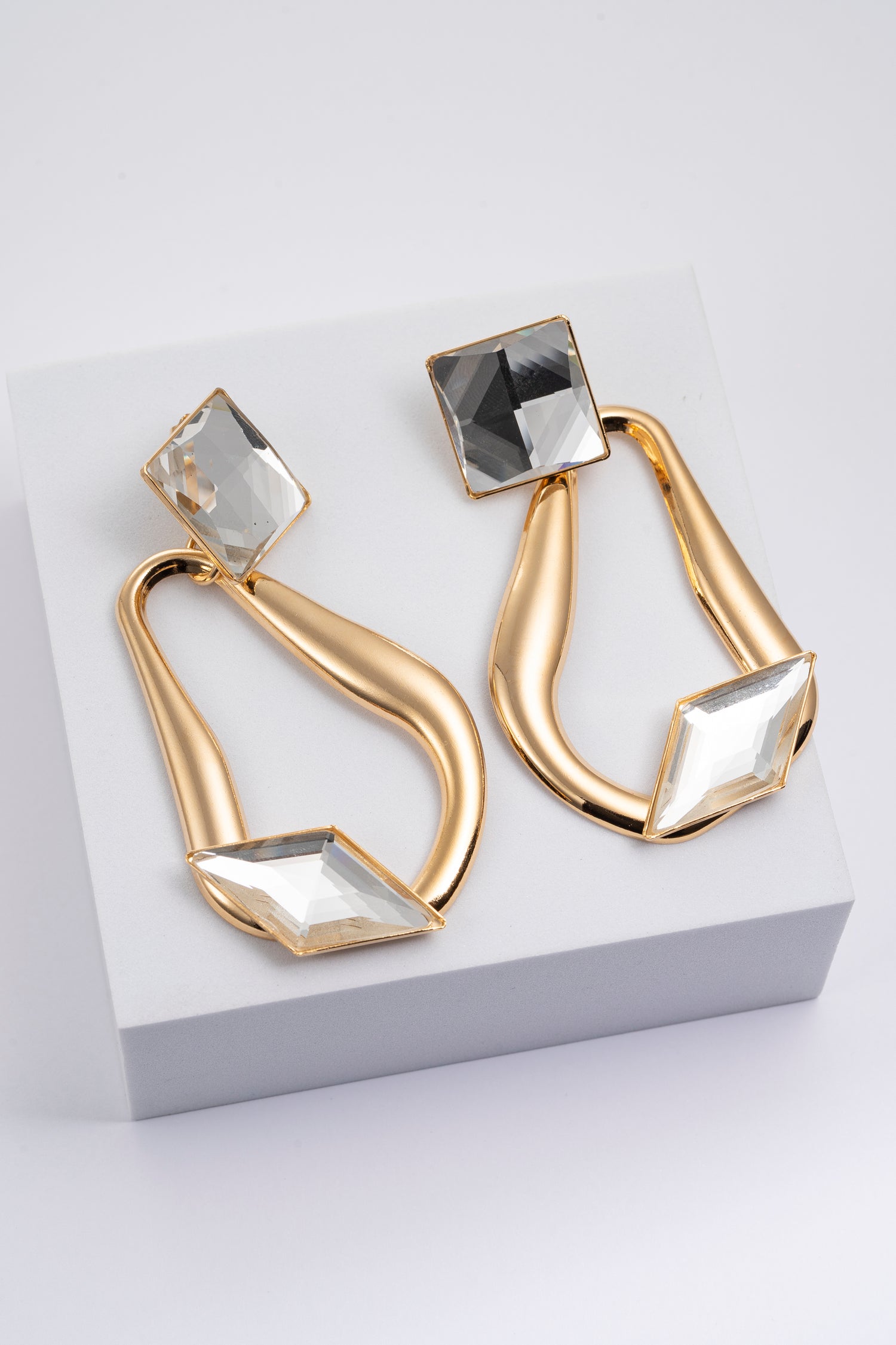 Orecchini Scultorei in Oro con Cristalli Geometrici Curve Lucenti