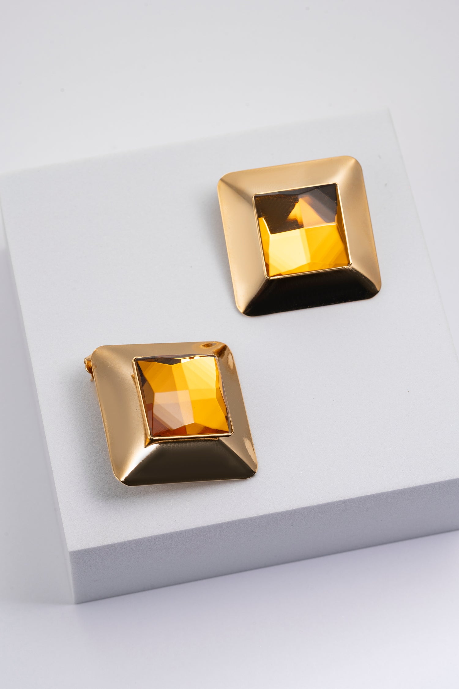 Orecchini con Cristallo Ambra e Cornice Geometrica Golden Ember