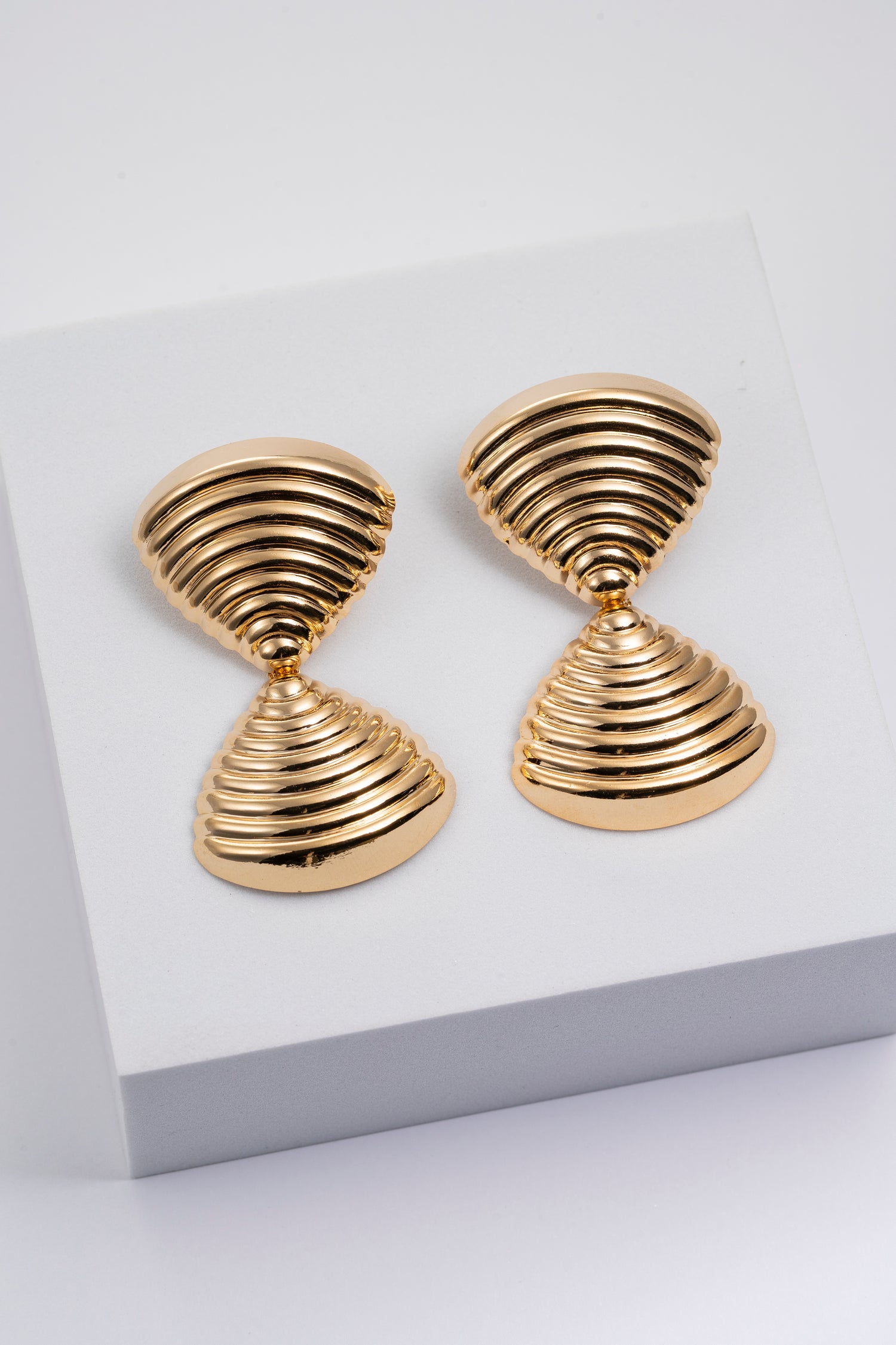 Orecchini dorati scultorei a doppia ventaglio Eos