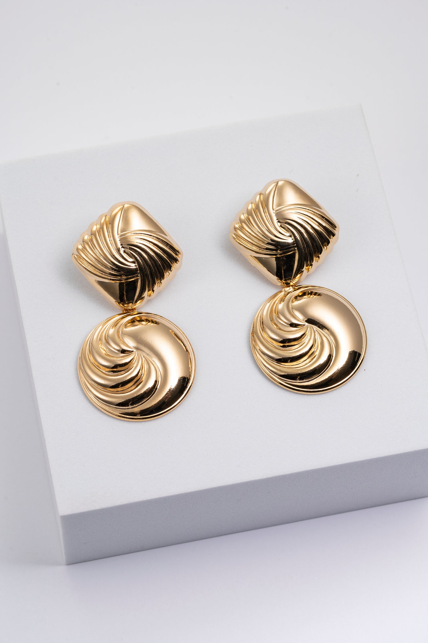 Orecchini dorati effetto spirale Vortex