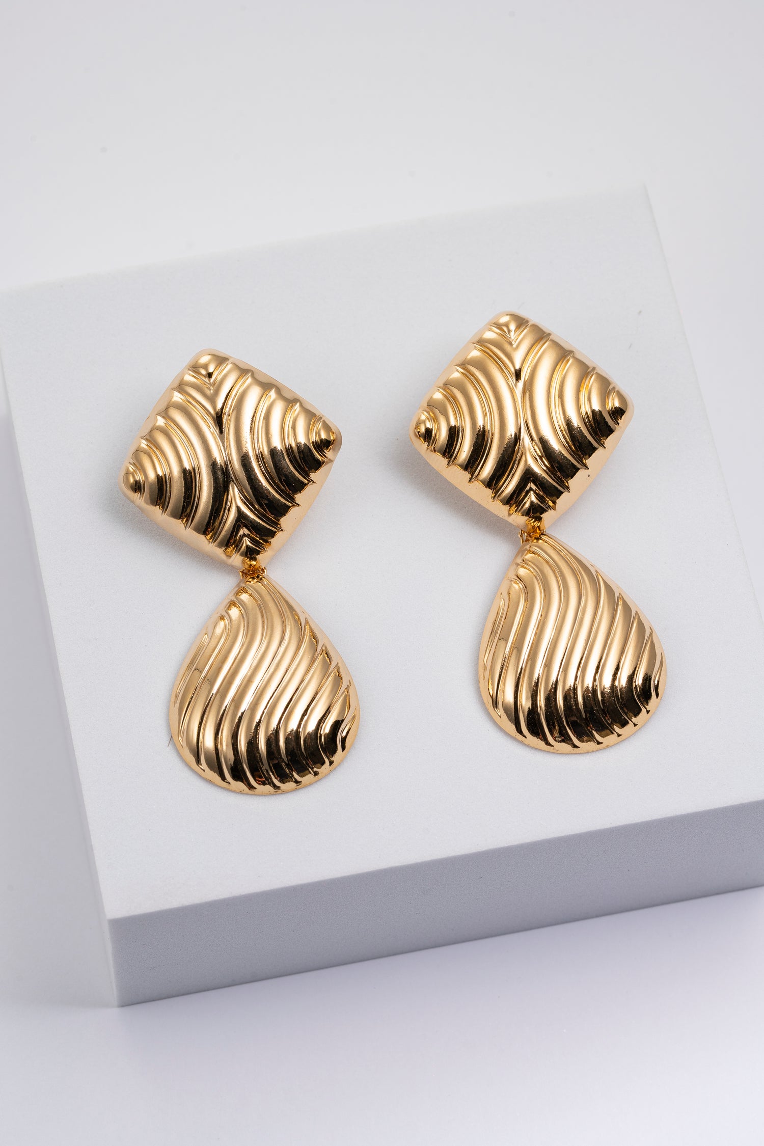 Orecchini dorati effetto onda Glacis