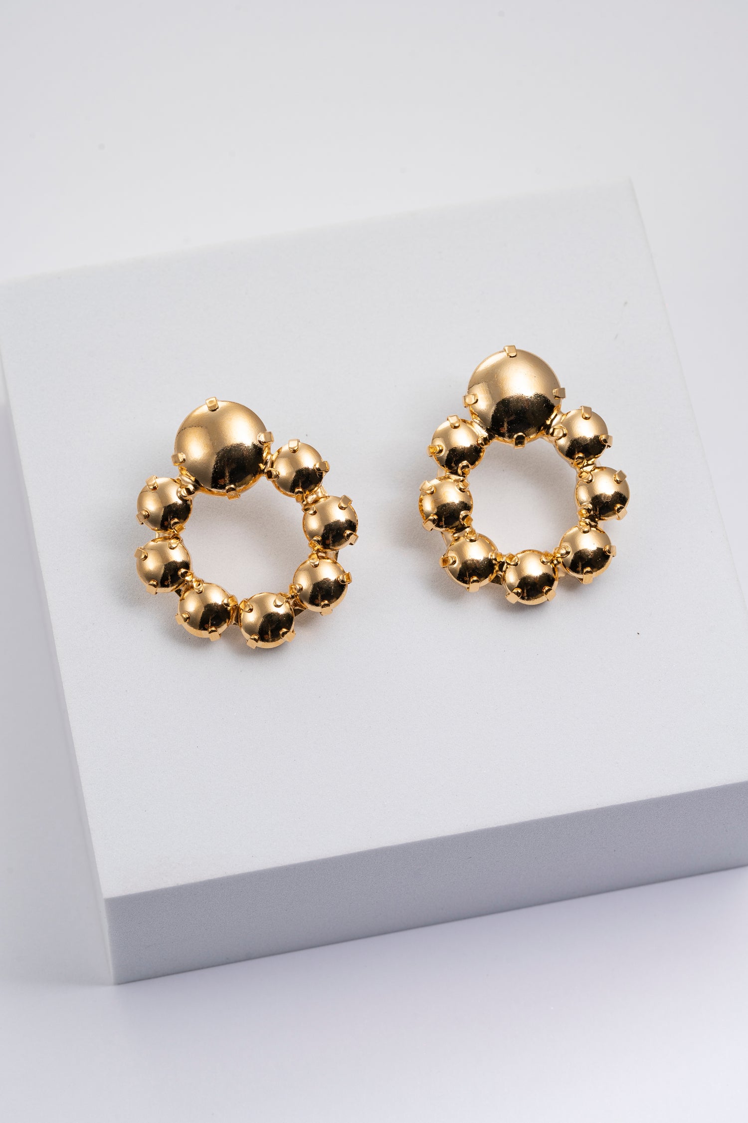 Orecchini dorati a cerchio sferico Orbis
