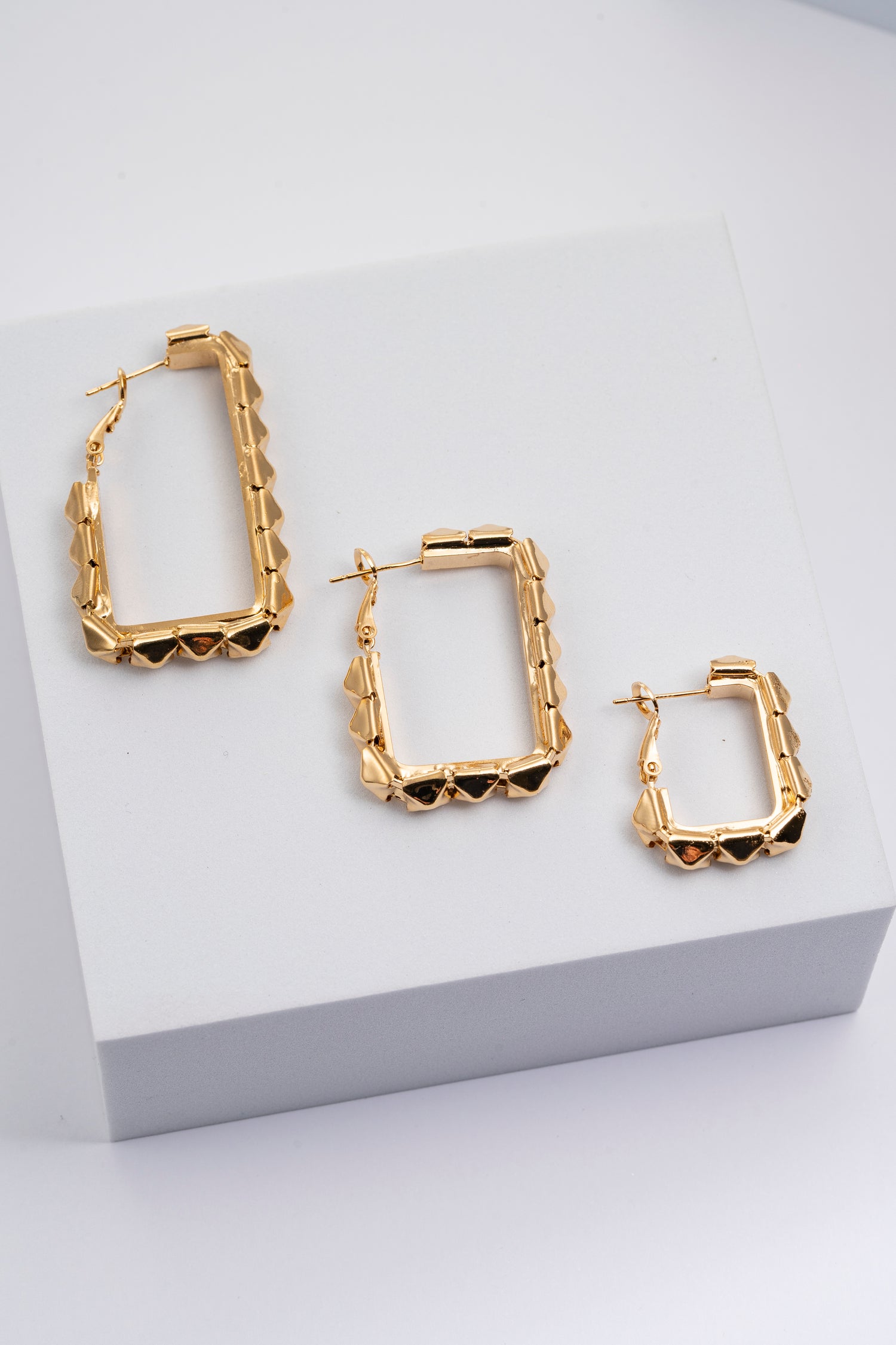 Orecchini dorati geometrici disponibili in tre misure Square