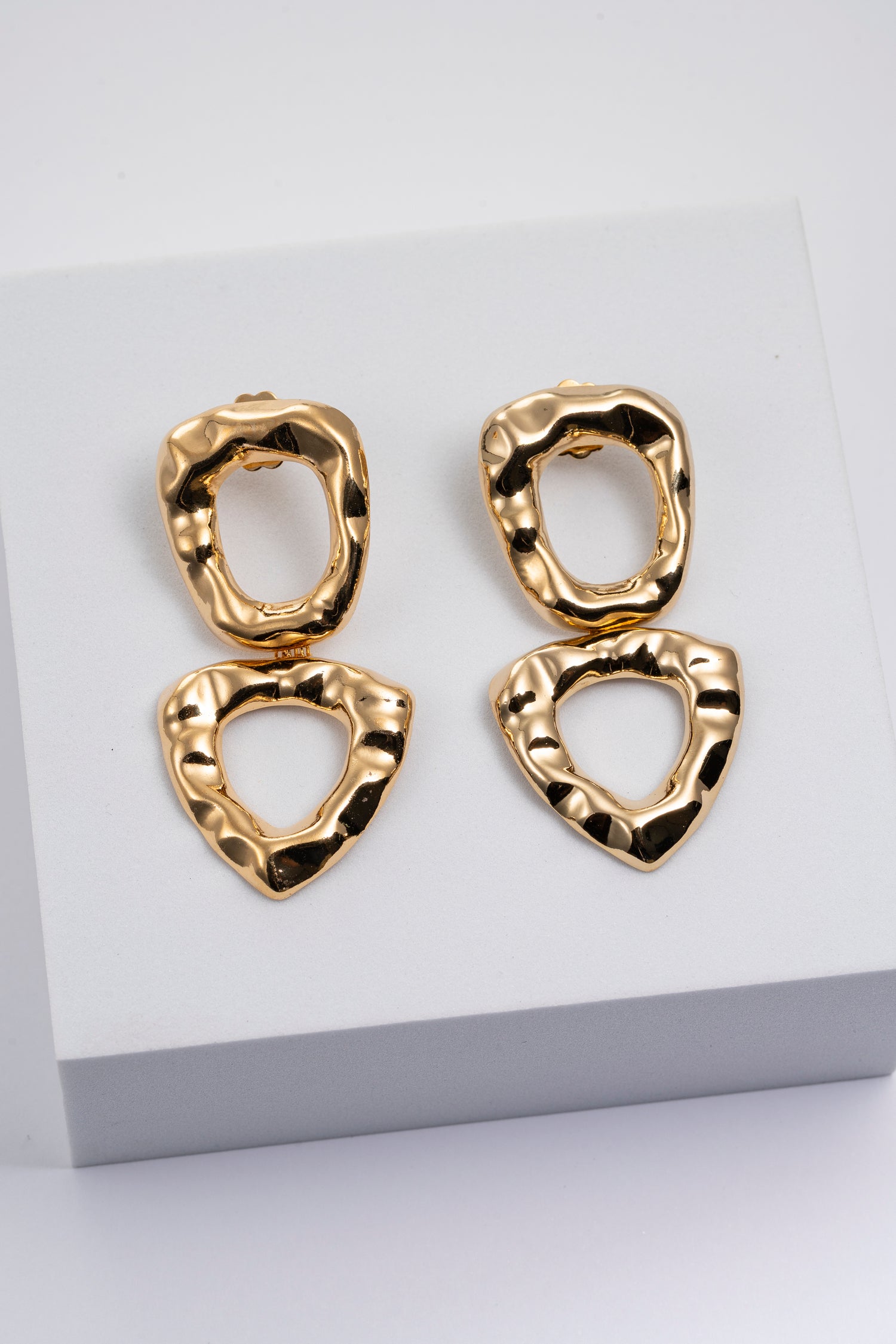 Orecchini dorati scultorei a doppia forma Flux