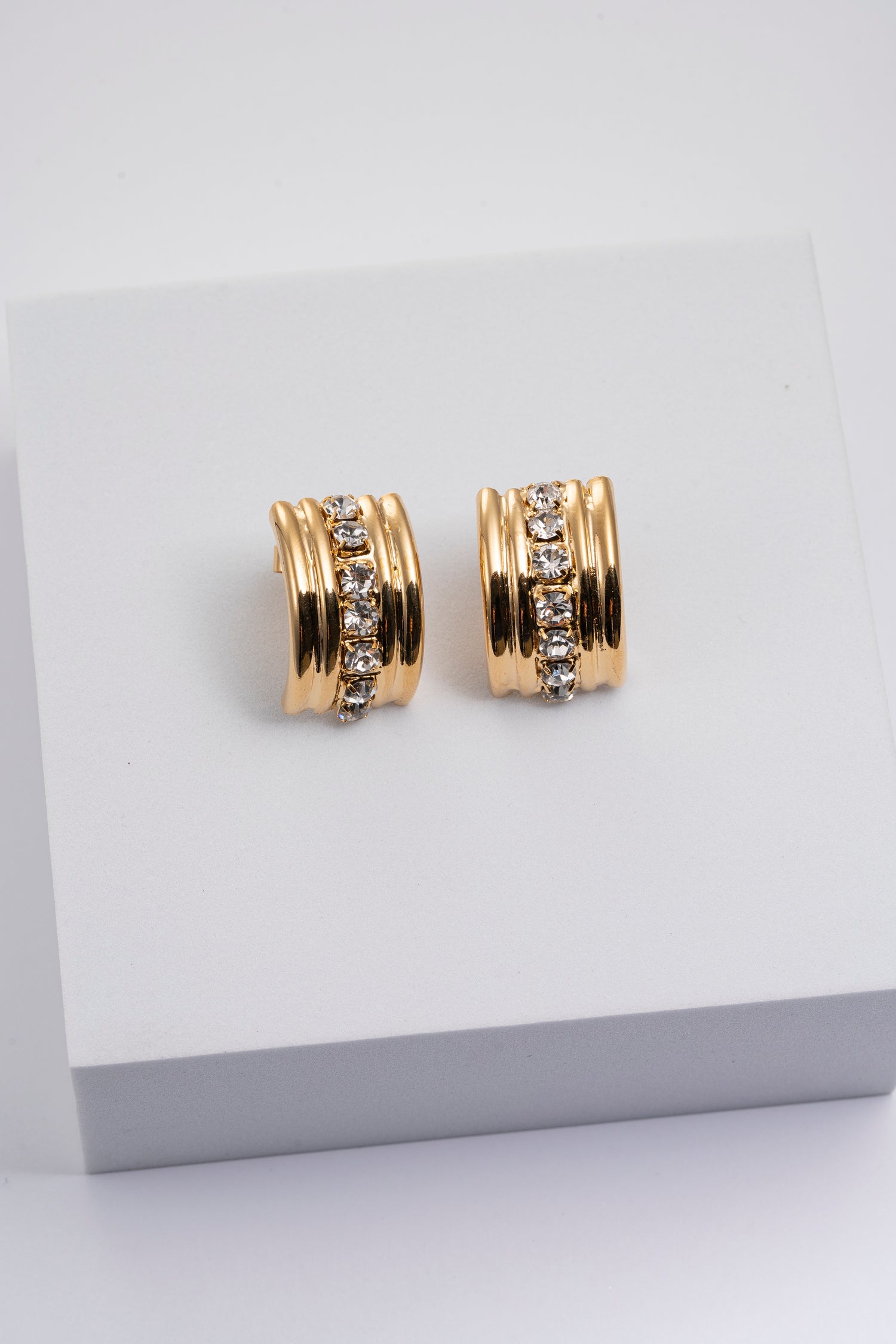 Orecchini dorati con cristalli incastonati Cleo