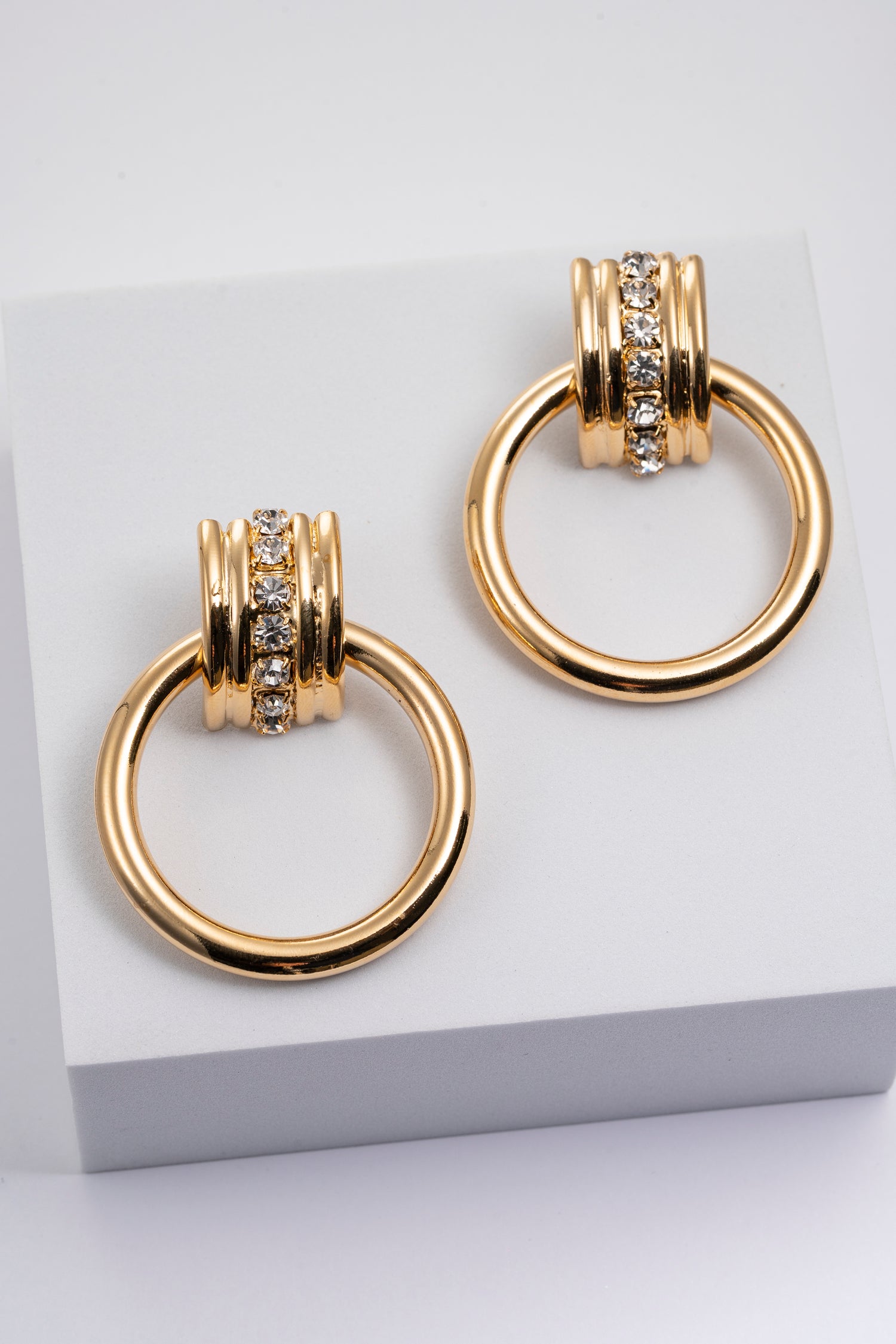 Orecchini dorati a cerchio con cristalli Circe