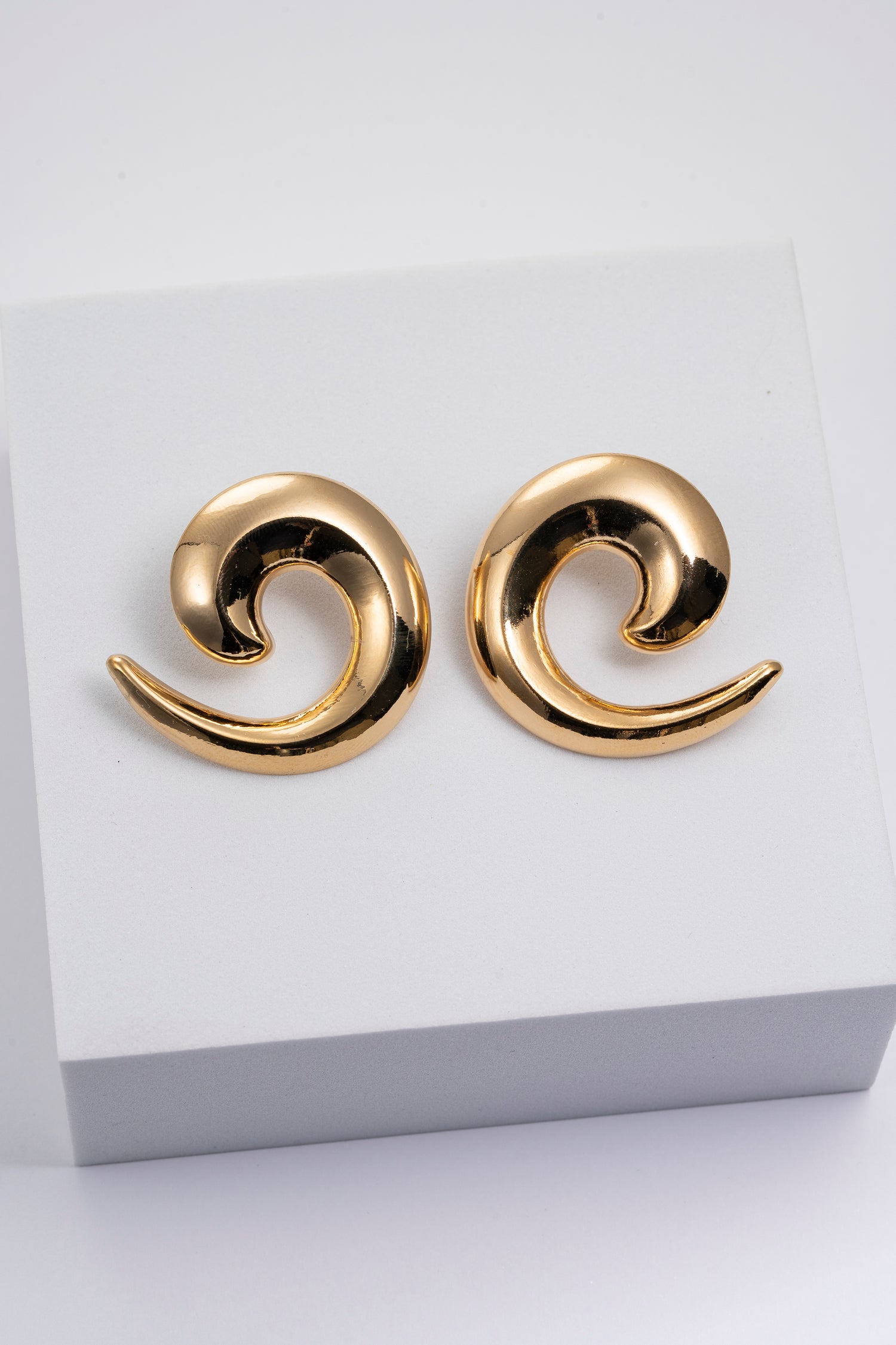 Orecchini dorati a spirale disponibili in due misure Spira