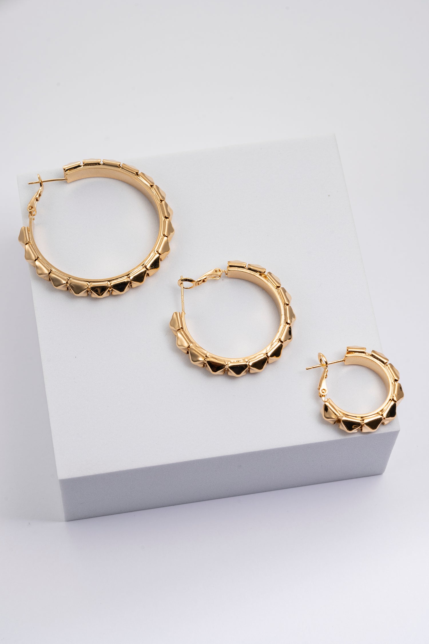 Orecchini a cerchio disponibili in tre misure Loop