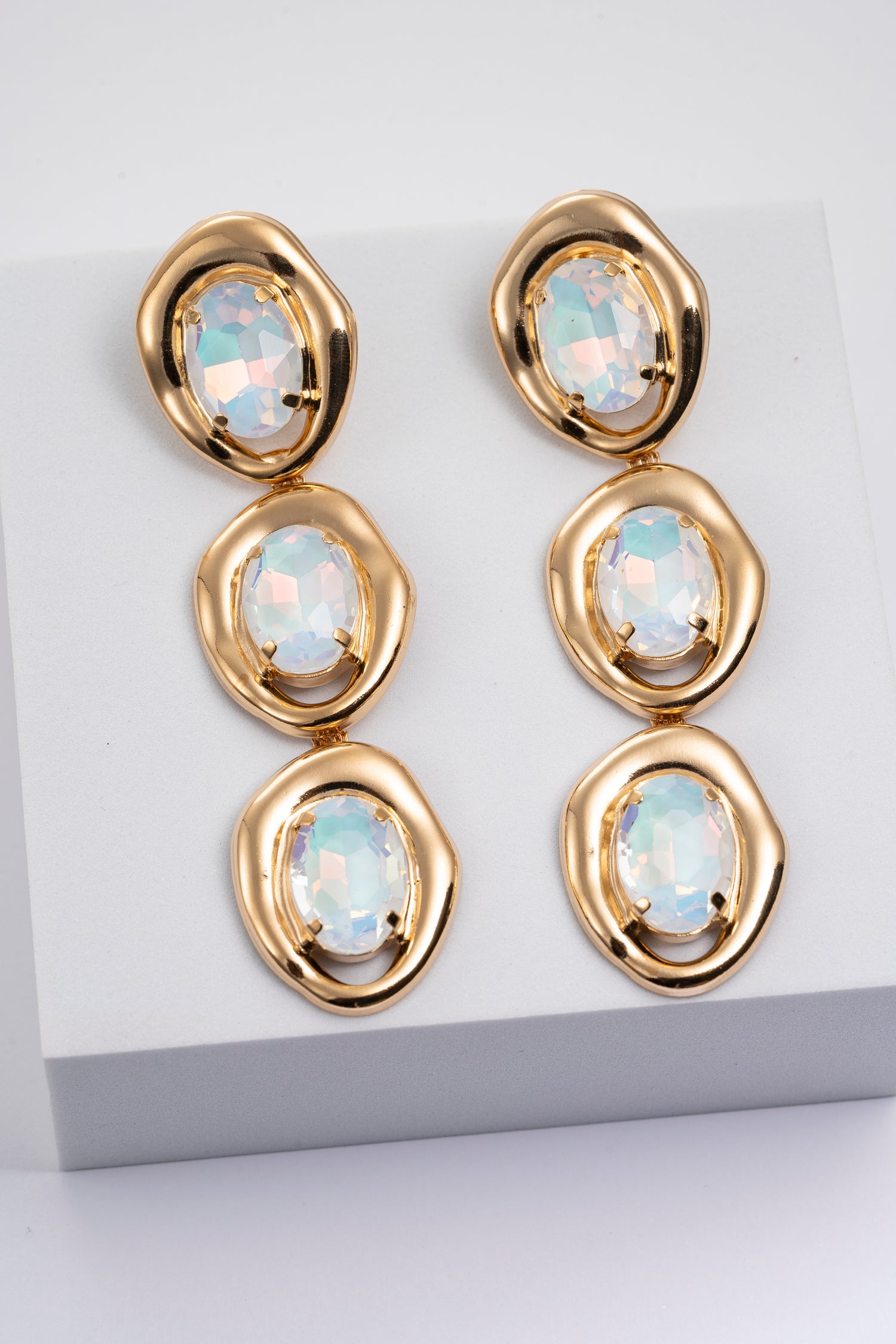 Orecchini dorati con cristalli cangianti Eira