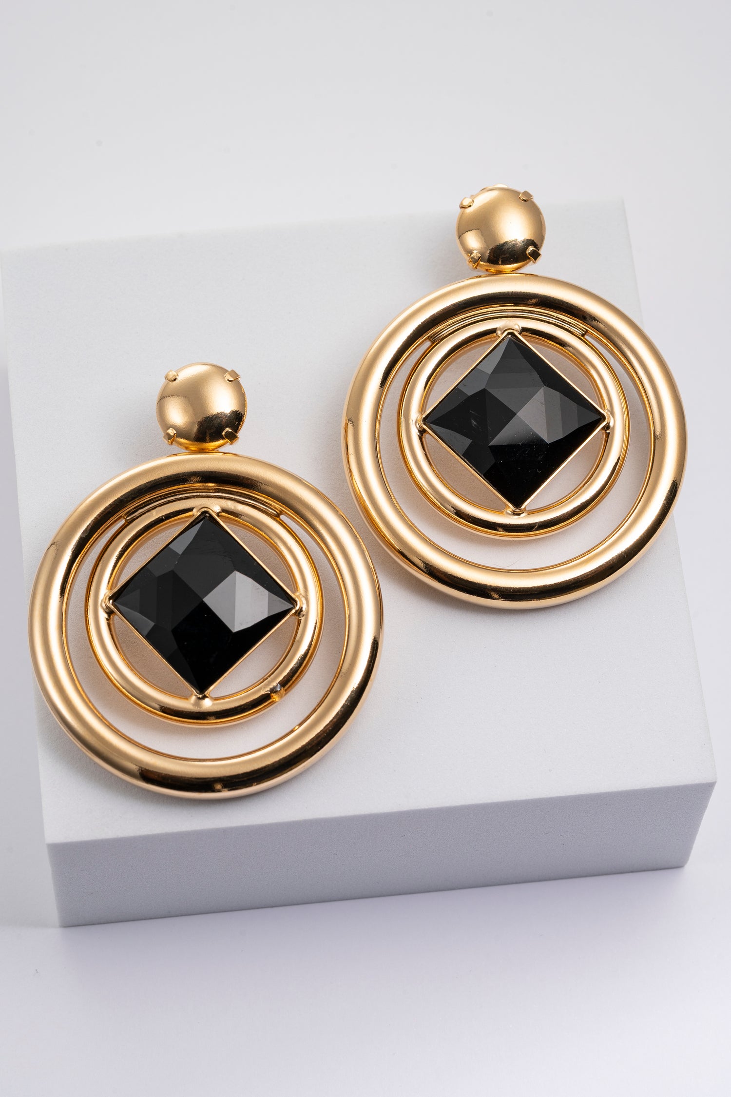 Orecchini dorati con cristallo nero geometrico Eclipse