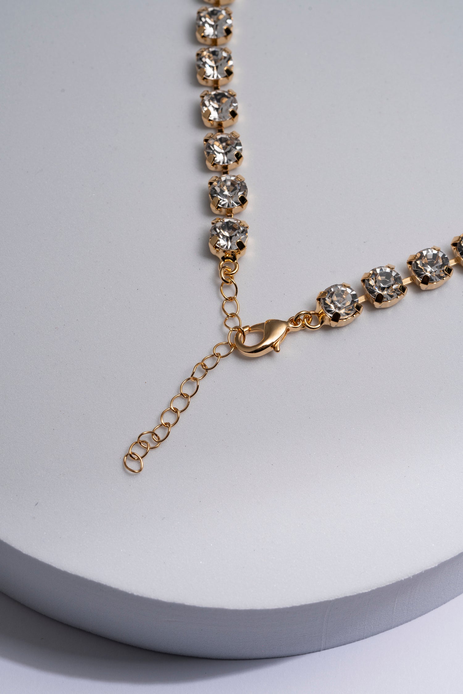 Collana dorata con cristalli scintillanti e dettagli a onda Onde di Luce