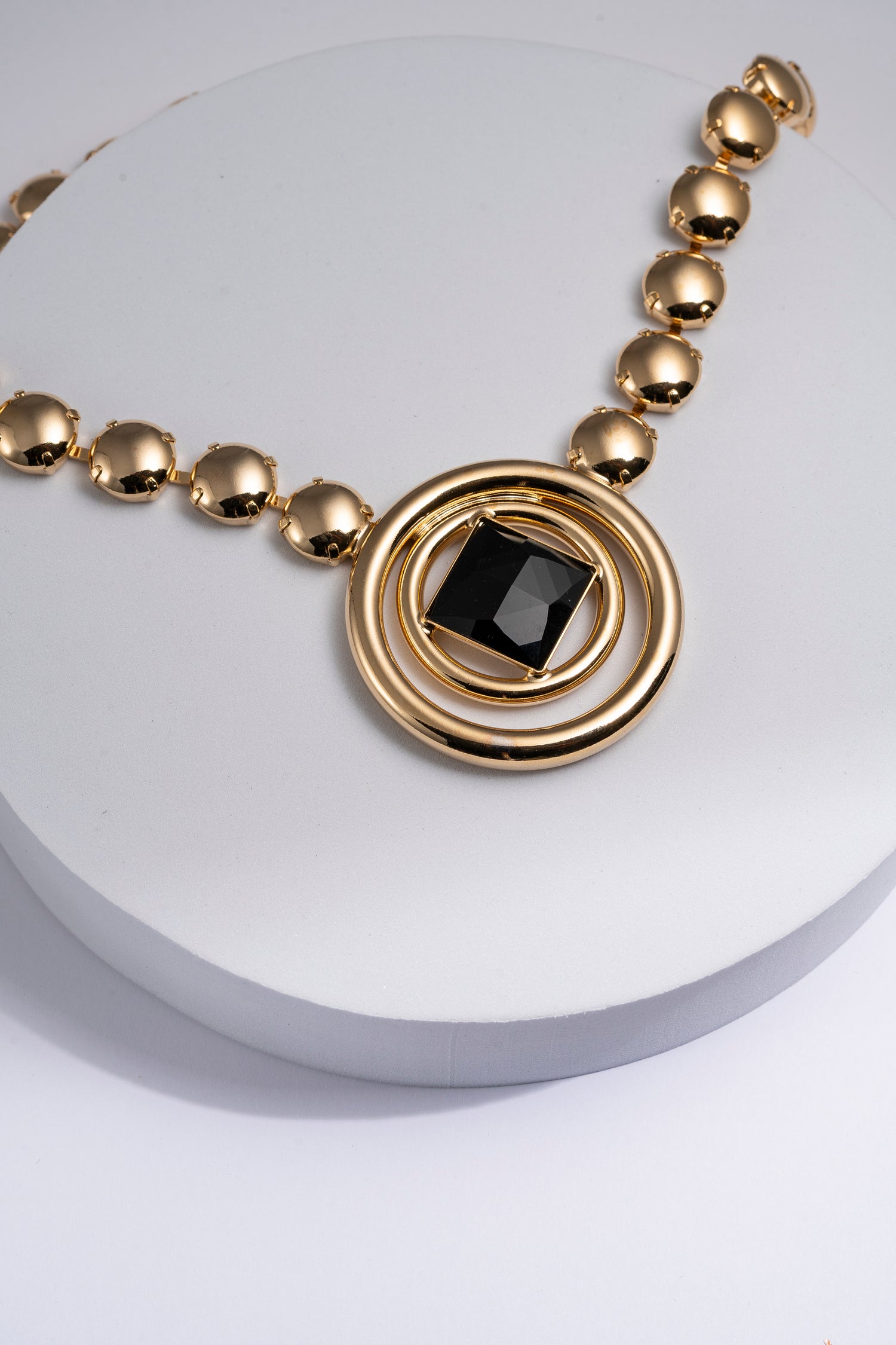 Collana dorata con cristallo nero geometrico Eclipse