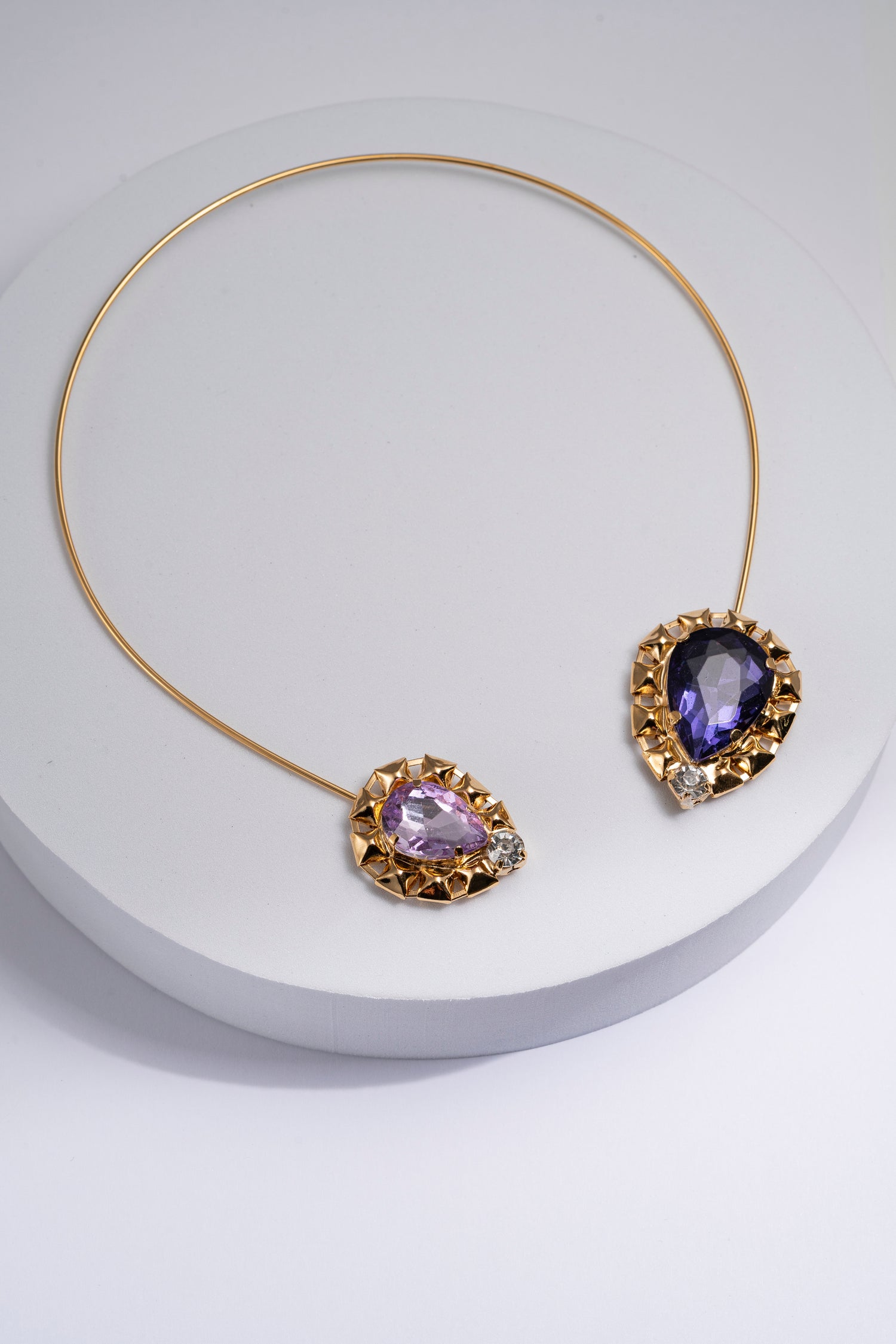 Collana con Cristalli Viola e Dettagli Dorati Gocce Barocche