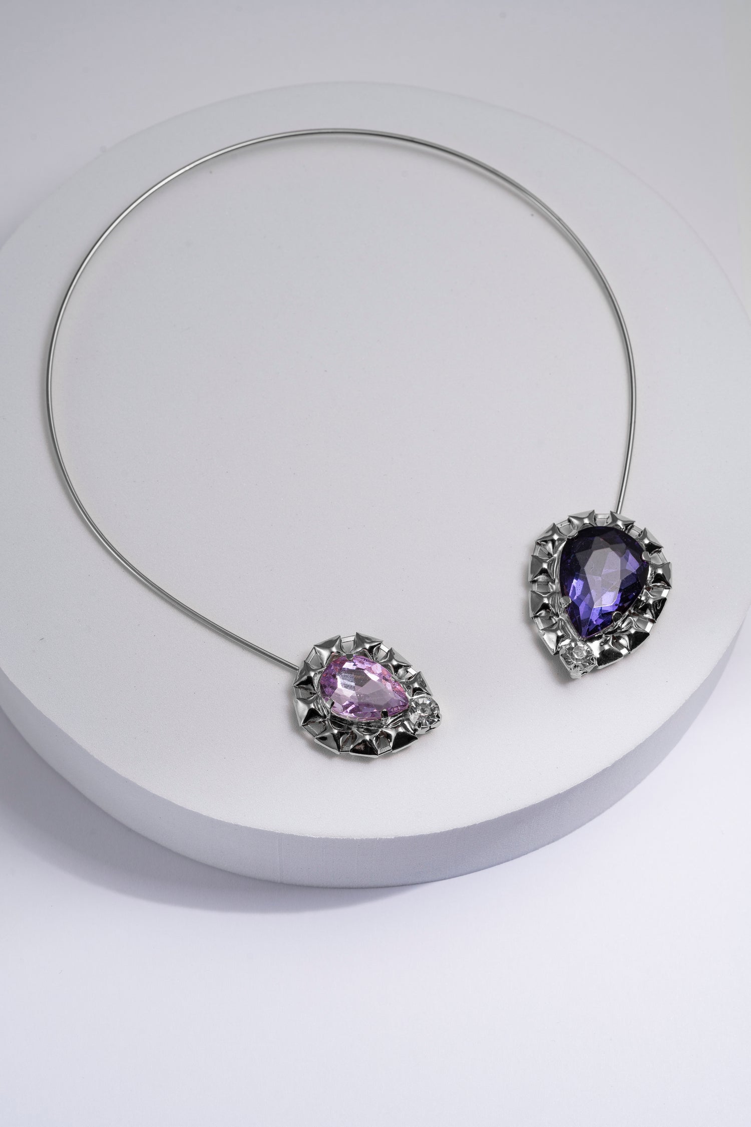 Collana con Cristalli Viola e Dettagli Dorati Gocce Barocche