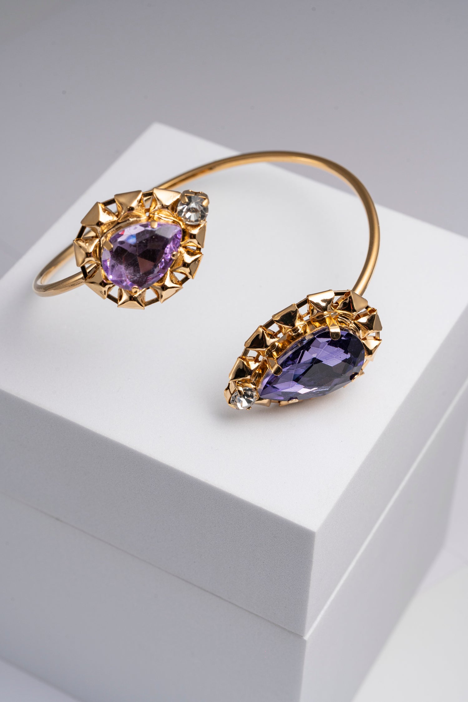 Bracciale con Cristalli Viola e Dettagli Dorati Gocce Barocche