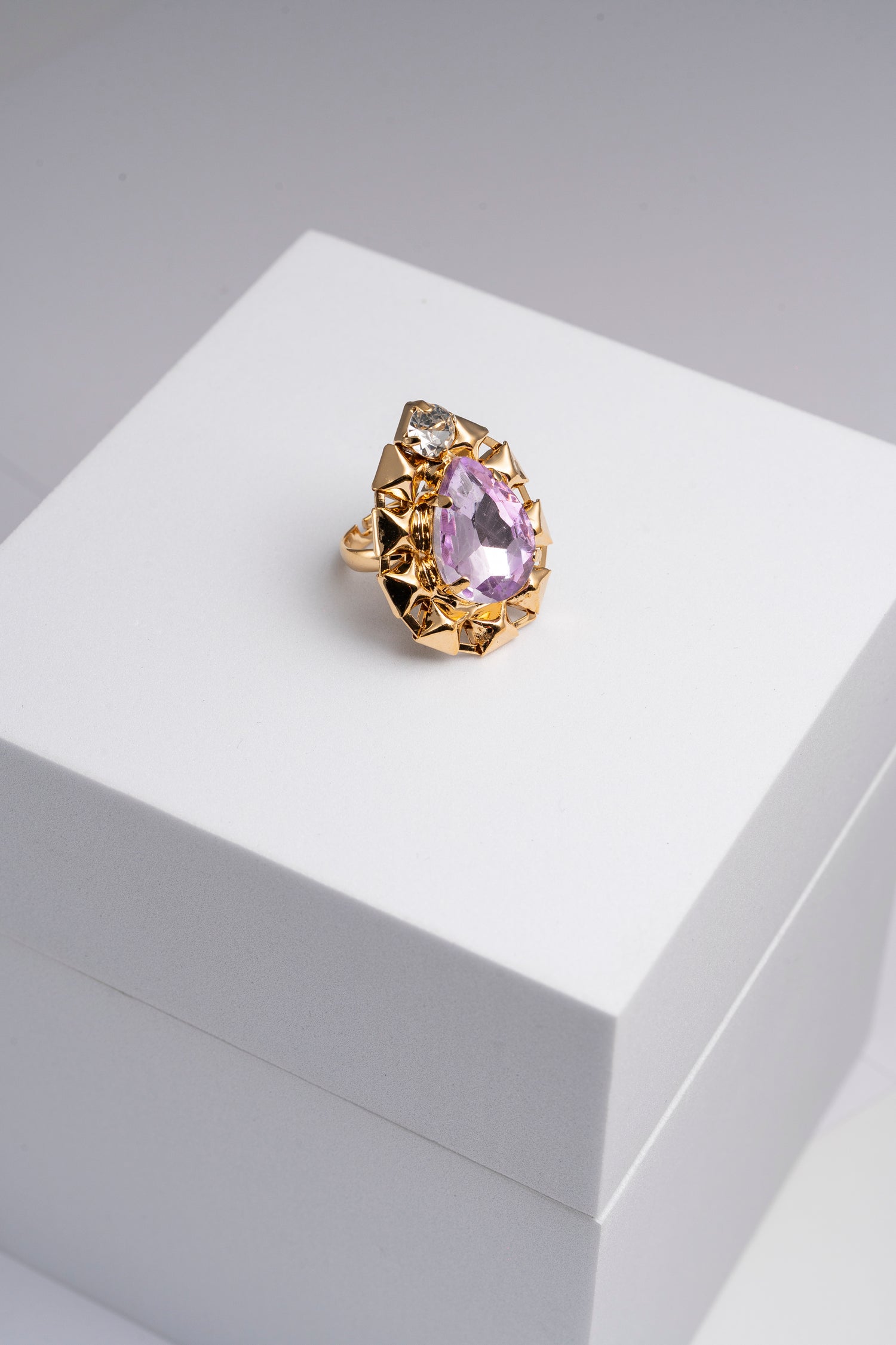 Anello regolabile dorato con cristallo viola a goccia , Goccia Barocche