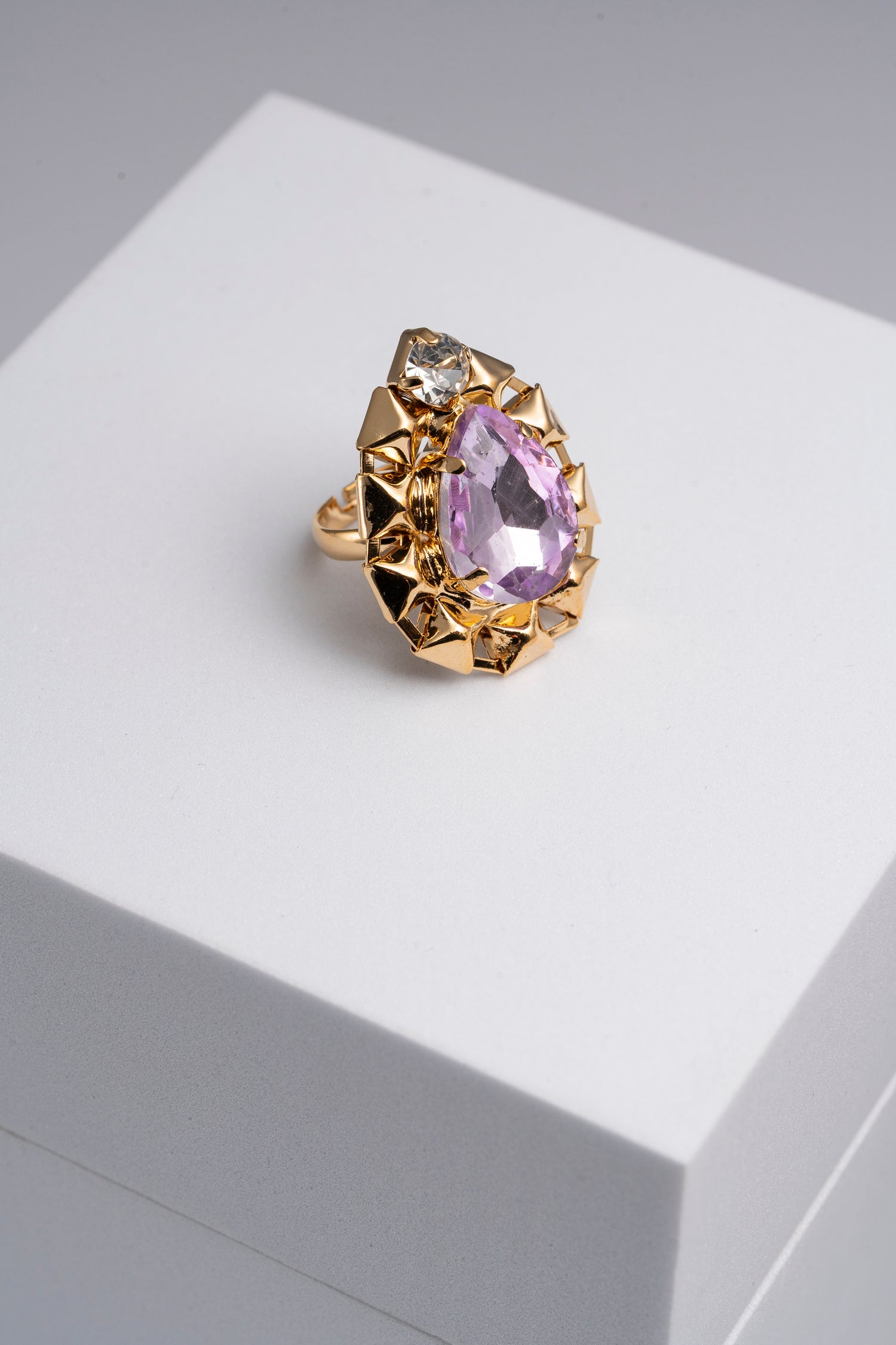 Anello regolabile dorato con cristallo viola a goccia , Goccia Barocche