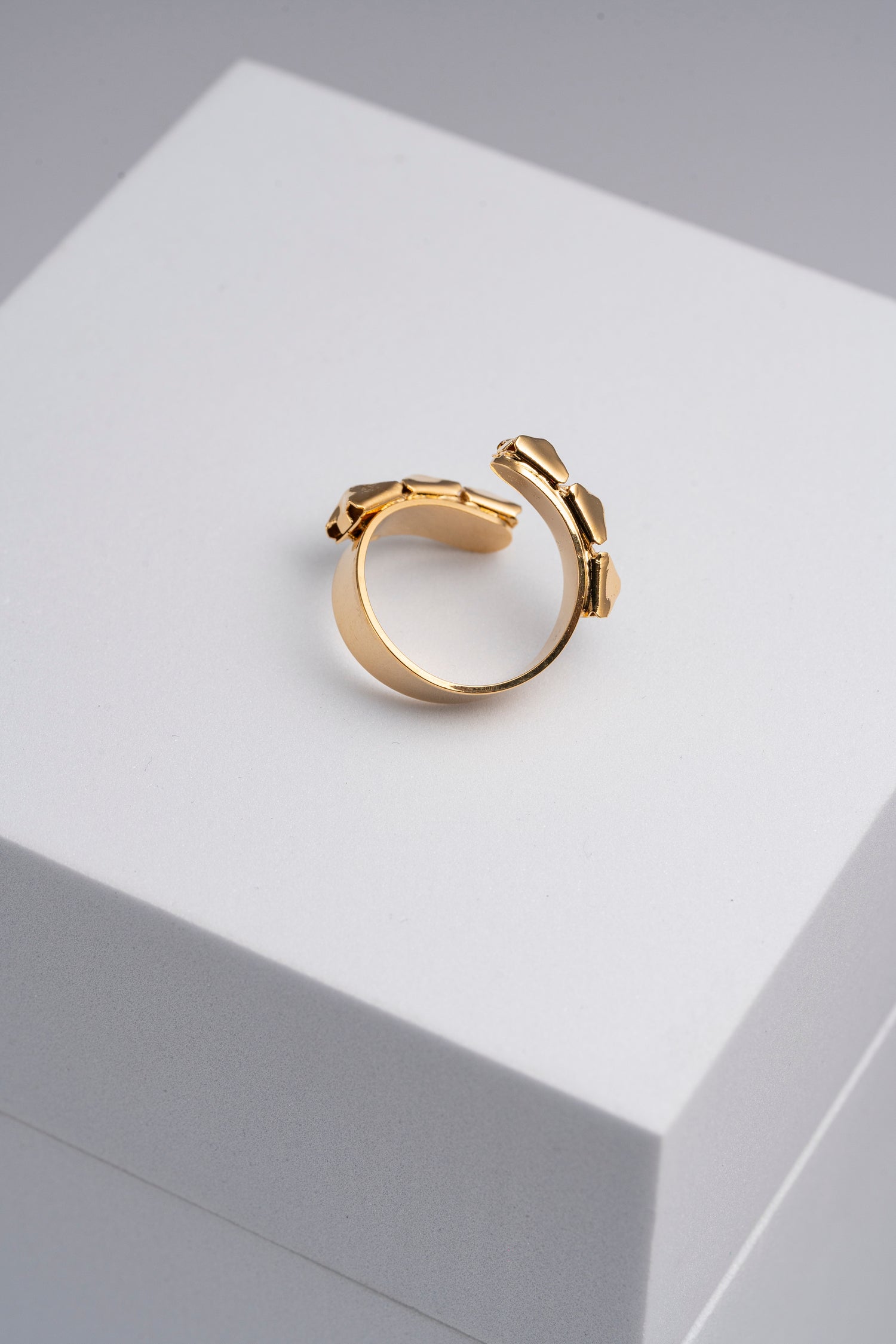 Anello dorato aperto con borchie scultoree Athena