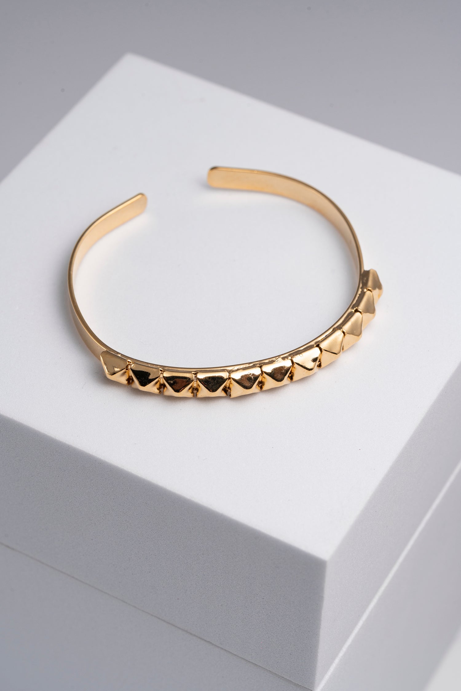 Bracciale  Rigido Oro con Borchie Geometriche Athena