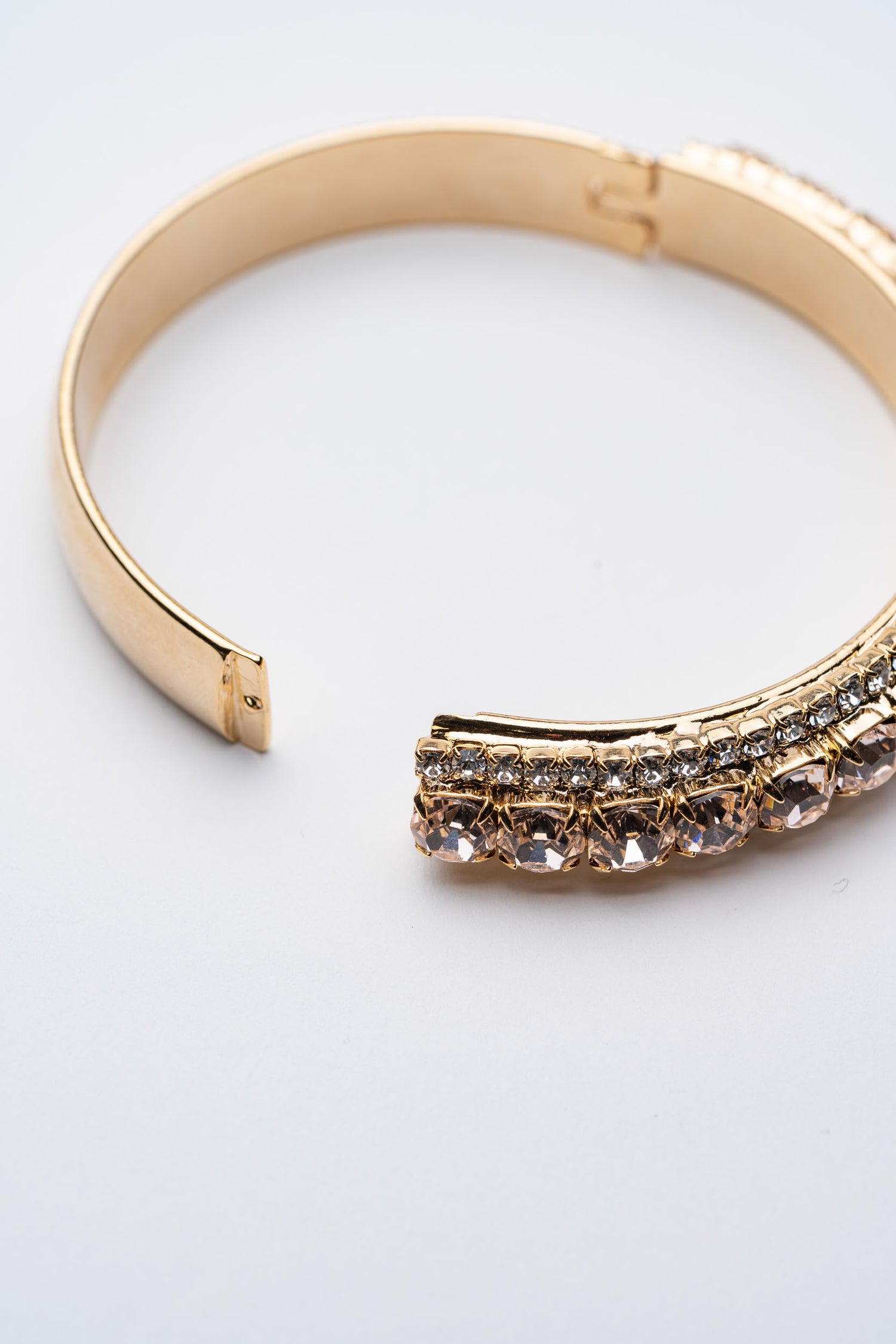 Bracciale Rigido Dorato con Doppia Fila di Cristalli – Abbraccio di Luce