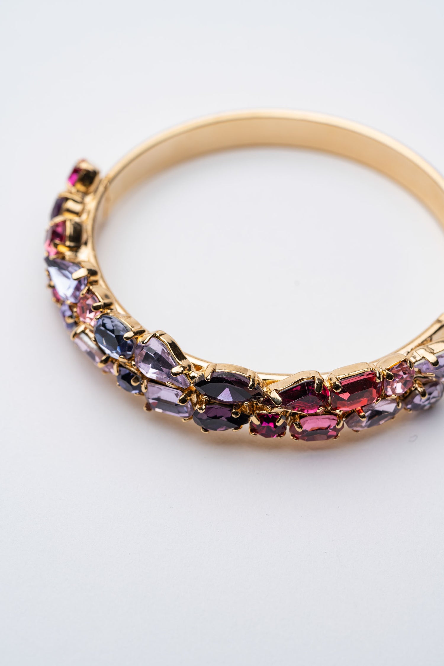 Bracciale Rigido Dorato con Pietre Irregolari – Melodia di Colori